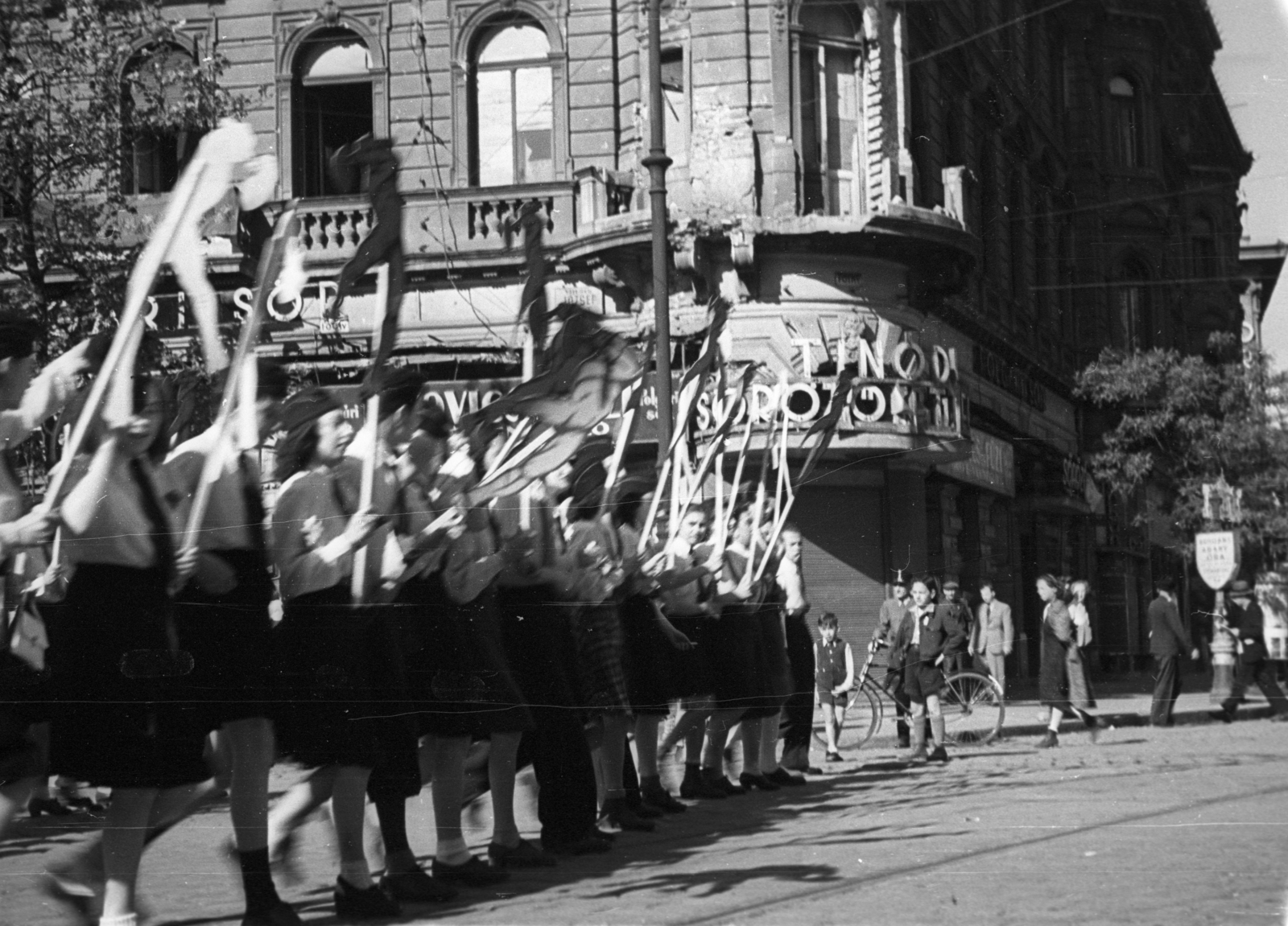 Magyarország, Budapest VIII., József körút - Blaha Lujza tér sarok, háttérben a Corvin áruház sarka látszik. Május 1-i felvonulás., 1946, Berkó Pál, május 1, Budapest, kerékpár, egyenruha, Fortepan #79256