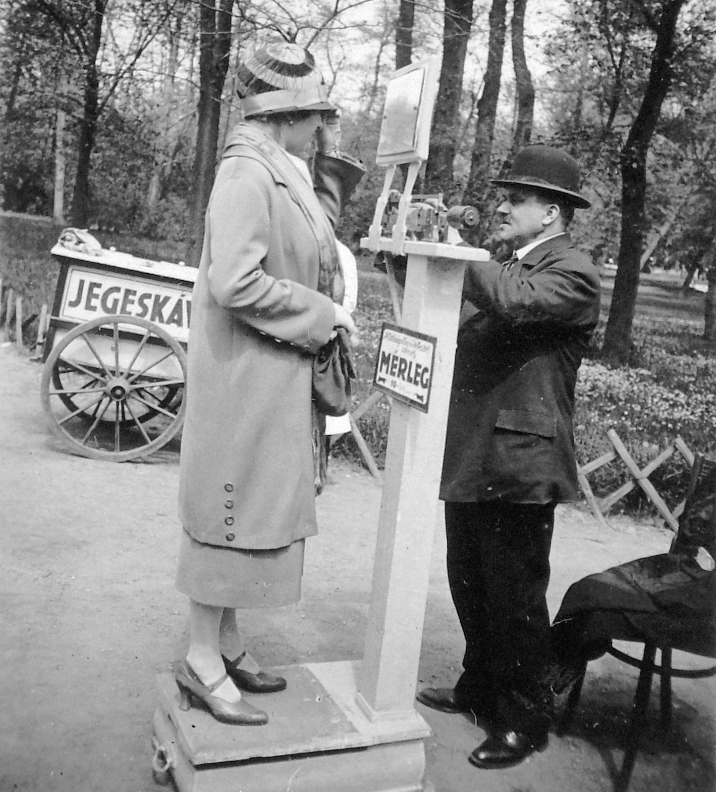 1932, Fortepan, fashion, hat, handbag, lady, earring, coffee, costume, scale, hand seller, street scales, Fortepan #7926