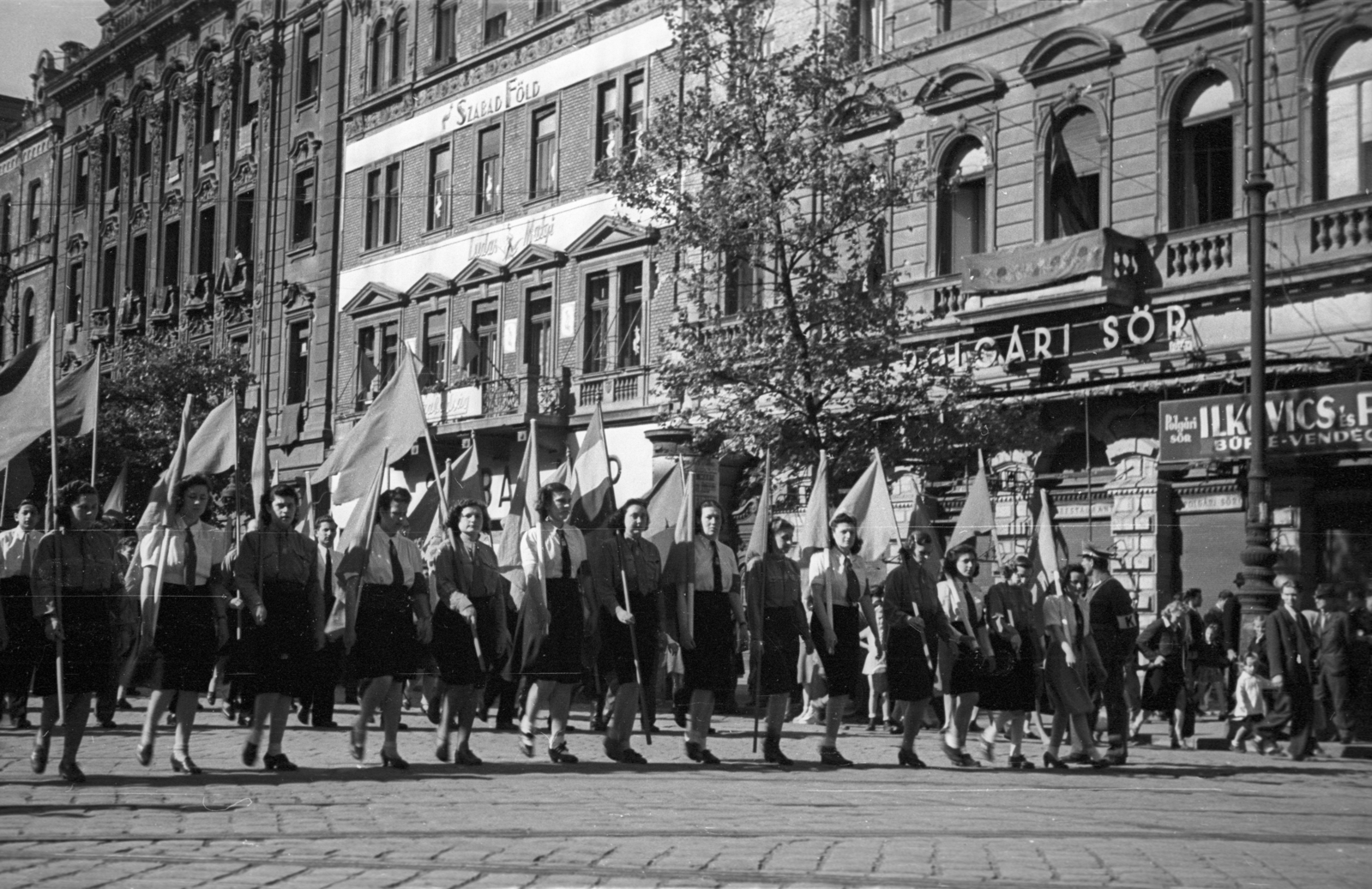 Magyarország, Budapest VIII., József körút a Népszínház utca torkolata felől nézve. Május 1-i felvonulás., 1946, Berkó Pál, május 1, Budapest, zászló, felirat, egyenruha, Fortepan #79260