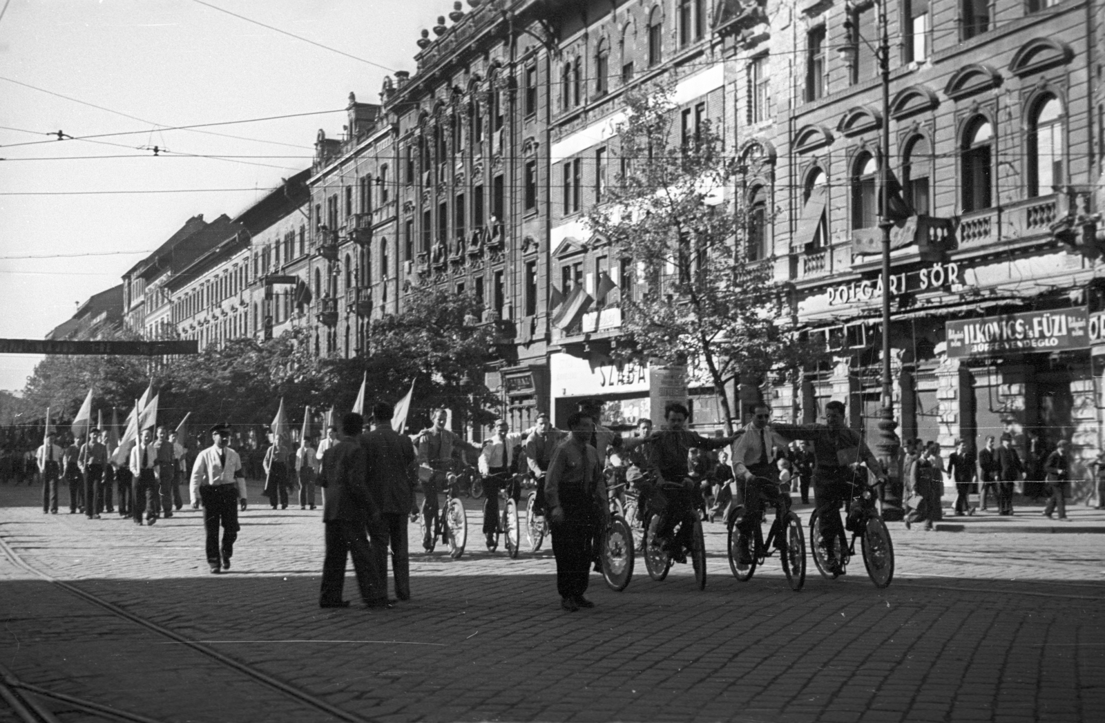 Magyarország, Budapest VIII., József körút a Népszínház utca torkolata felől nézve. Május 1-i felvonulás., 1946, Berkó Pál, május 1, Budapest, kerékpár, cégtábla, Fortepan #79261