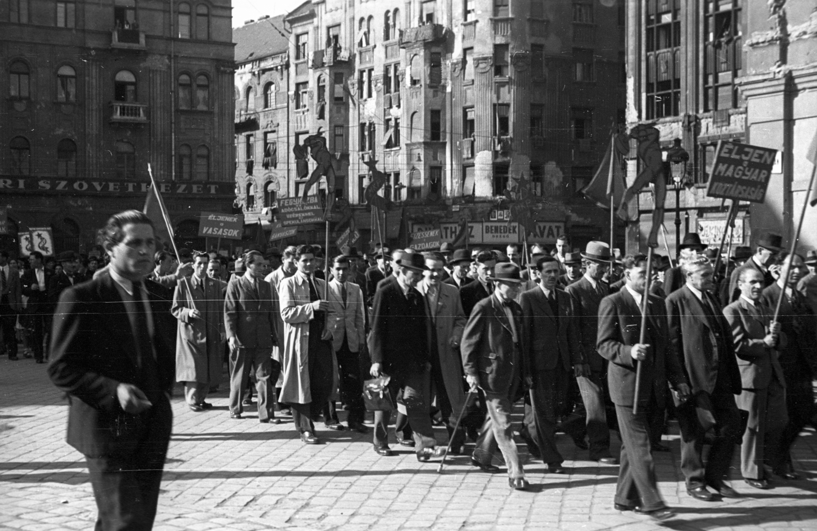 Magyarország, Budapest VIII., a Népszínház utca a Nagy Fuvaros utca és a Bérkocsis utca felé nézve, május 1-i felvonulás., 1946, Berkó Pál, Budapest, tömeg, ballonkabát, Fortepan #79264