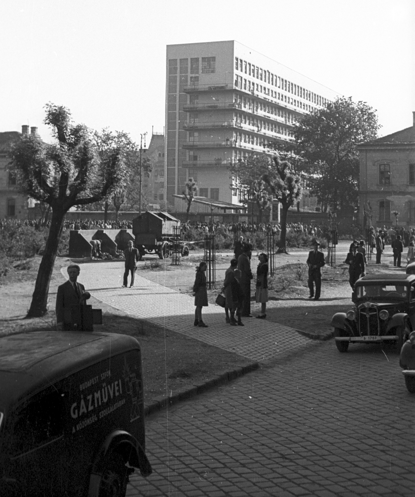 Magyarország, Budapest VIII., II. János Pál pápa (Tisza Kálmán) tér, szemben a Baleseti Intézet., 1946, Berkó Pál, Adler-márka, automobil, gázművek, Budapest, Fortepan #79268