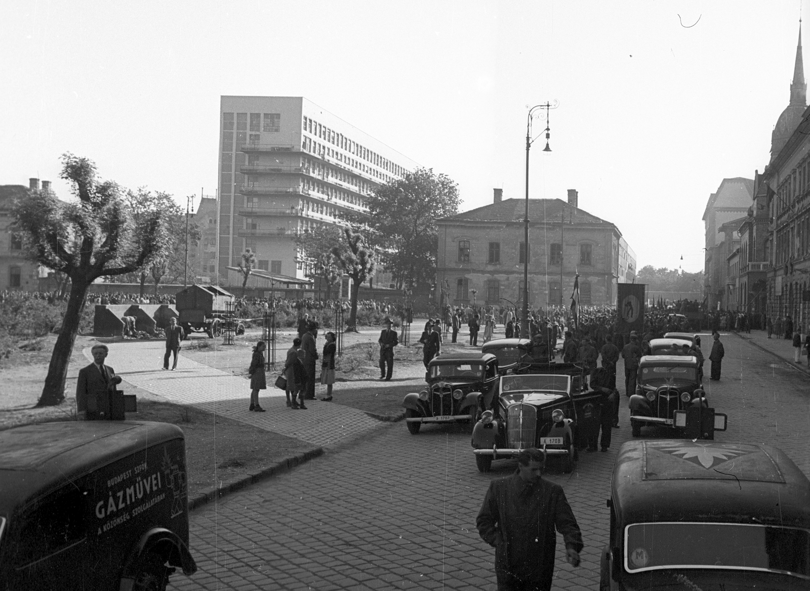 Magyarország, Budapest VIII., II. János Pál pápa (Tisza Kálmán) tér a Dologház utca felé nézve, balra a Baleseti Intézet., 1946, Berkó Pál, Adler-márka, automobil, rendszám, gázművek, Budapest, szemeteskocsi, Fortepan #79269