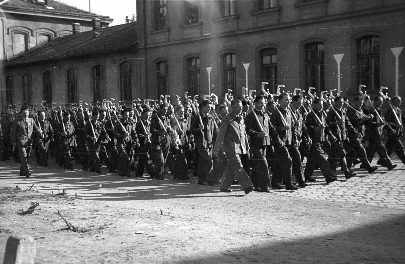 Magyarország, Budapest VIII., II. János Pál pápa (Tisza Kálmán) tér a Gázláng utca felől Légszesz utca felé nézve. A Budapest Székesfőváros Gázmüvei dolgozói május 1-i ünnepségre tartanak., 1946, Berkó Pál, felvonulás, május 1, gázművek, Budapest, Fortepan #79270