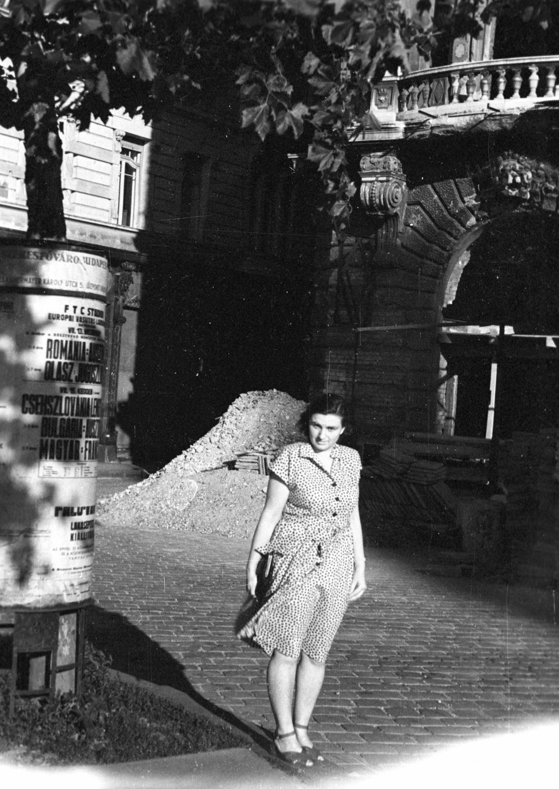 Hungary, Budapest V., Március 15. (Eskü) tér, háttérben a Molnár utca torkolata., 1947, Berkó Pál, Budapest, summer dresses, lady, ad pillar, Fortepan #79272