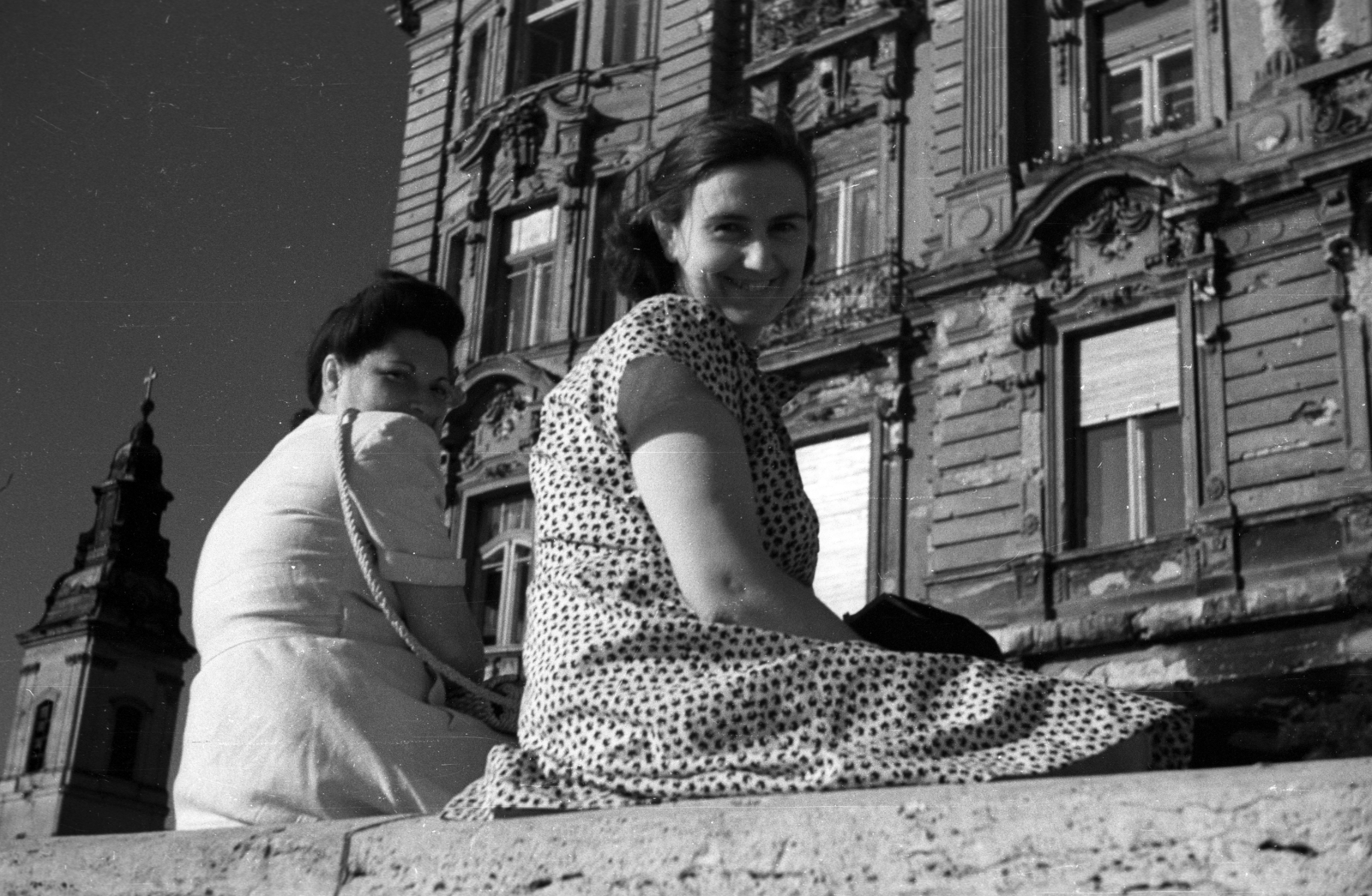 Hungary, Budapest V., Belgrád (Ferenc József) rakpart, balra a Belvárosi templom tornya., 1947, Berkó Pál, Budapest, smile, summer dresses, lady, sitting on a wall, steeple, Fortepan #79273