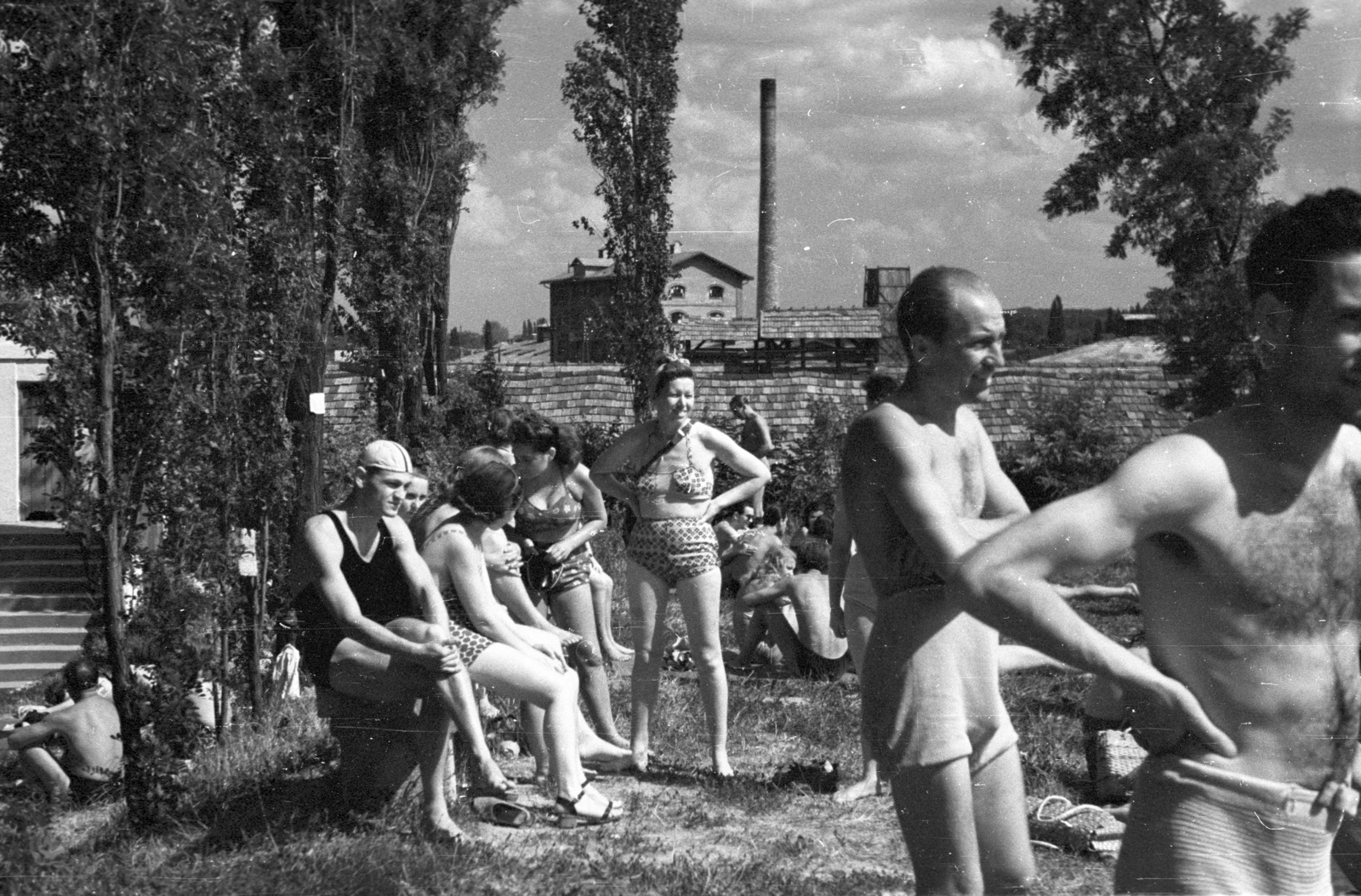 Hungary, Budapest III., Csillaghegyi strandfürdő, háttérben a Csillaghegyi Téglagyár., 1947, Berkó Pál, Budapest, men, women, Fortepan #79278