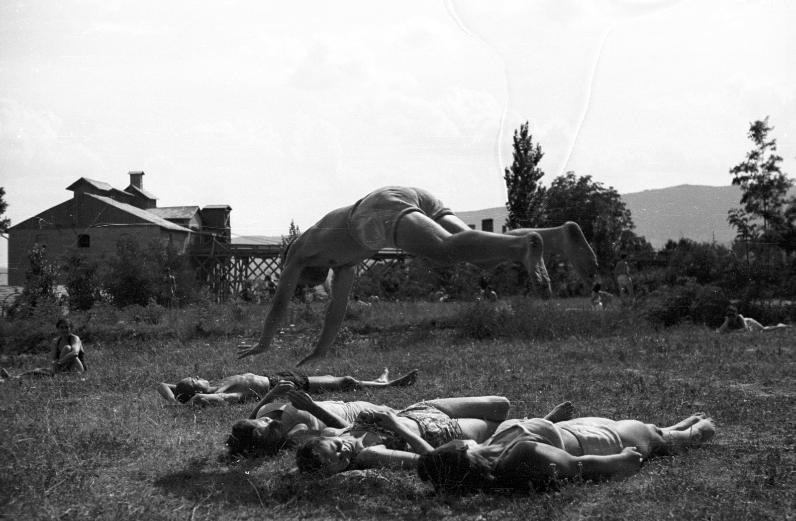 Hungary, Budapest III., Csillaghegyi strandfürdő, a háttérben a Csillaghegyi Téglagyár egyik épülete., 1947, Berkó Pál, acrobatics, Budapest, Fortepan #79279