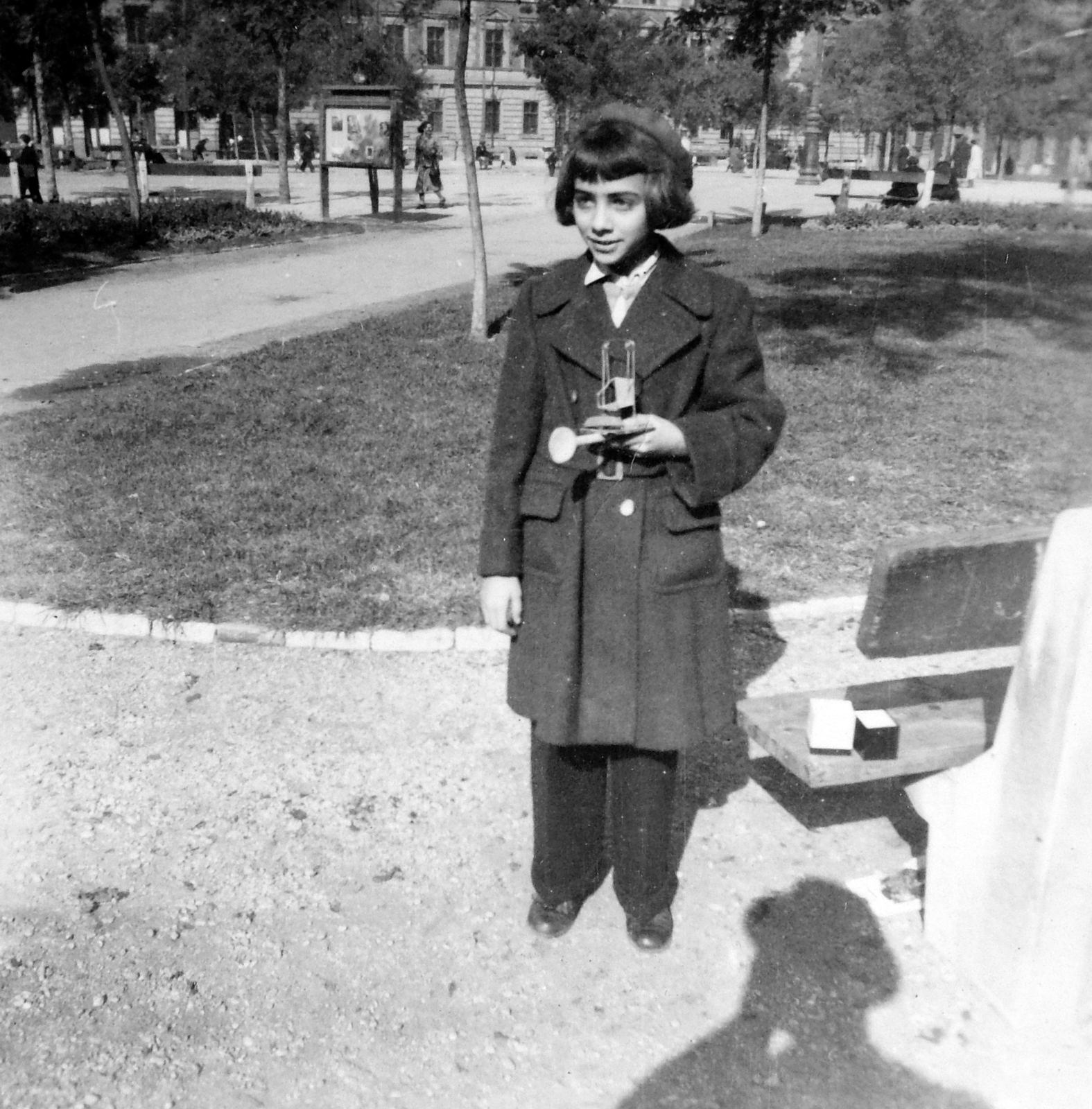 Hungary, Budapest VI., Hunyadi tér., 1954, Fortepan, portrait, girl, toy, bench, Budapest, Fortepan #7928
