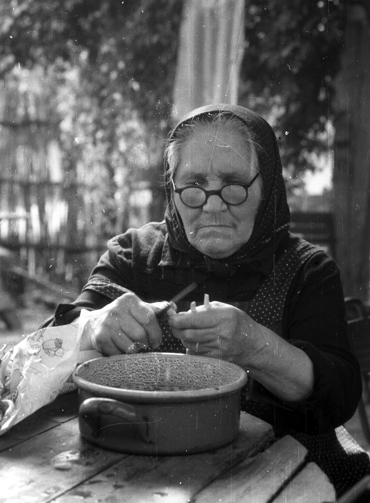 1965, Berkó Pál, glasses, pot, cooking, headscarf, bean, Fortepan #79285