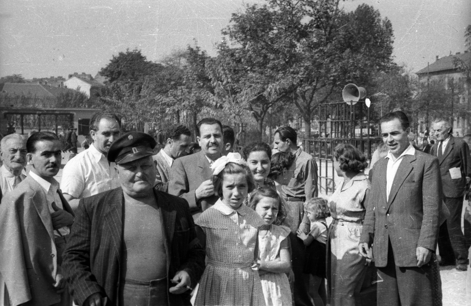 Magyarország, Budapest VIII., Kálvária tér, bal szélen az 1. számú ház a Baross utca sarkán., 1955, Berkó Pál, mászóka, hangszóró, hangosbeszélô, Budapest, Fortepan #79304