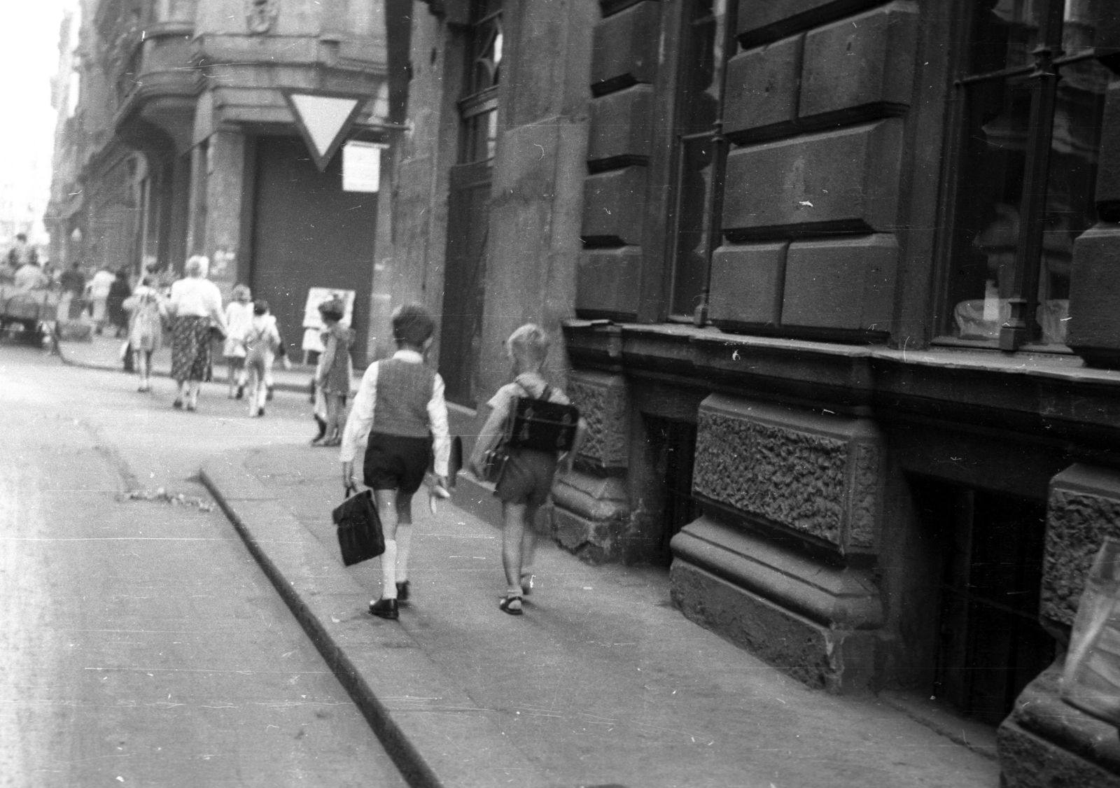 Magyarország, Budapest VIII., Szentkirályi utca a Bródy Sándor utca kereszteződésnél a Rákóczi út felé nézve., 1955, Berkó Pál, utcakép, iskolatáska, gyerek, Budapest, Fortepan #79307