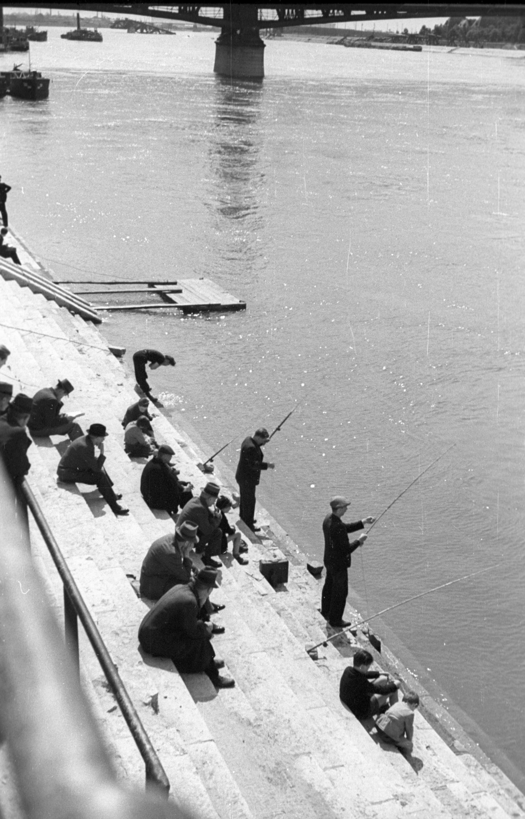 Hungary, Budapest V., a pesti alsó rakpart lépcsője, háttérben a Szabadság híd., 1946, Berkó Pál, fishing, wharf, Budapest, sitting on stairs, Fortepan #79313