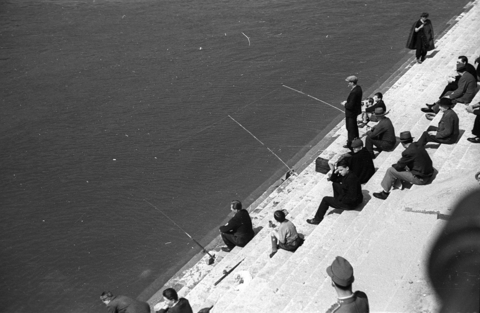 Magyarország, Budapest V., a pesti alsó rakpart lépcsője a Szabadság híd közelében., 1946, Berkó Pál, horgászat, Budapest, lépcsőn ülni, Fortepan #79316