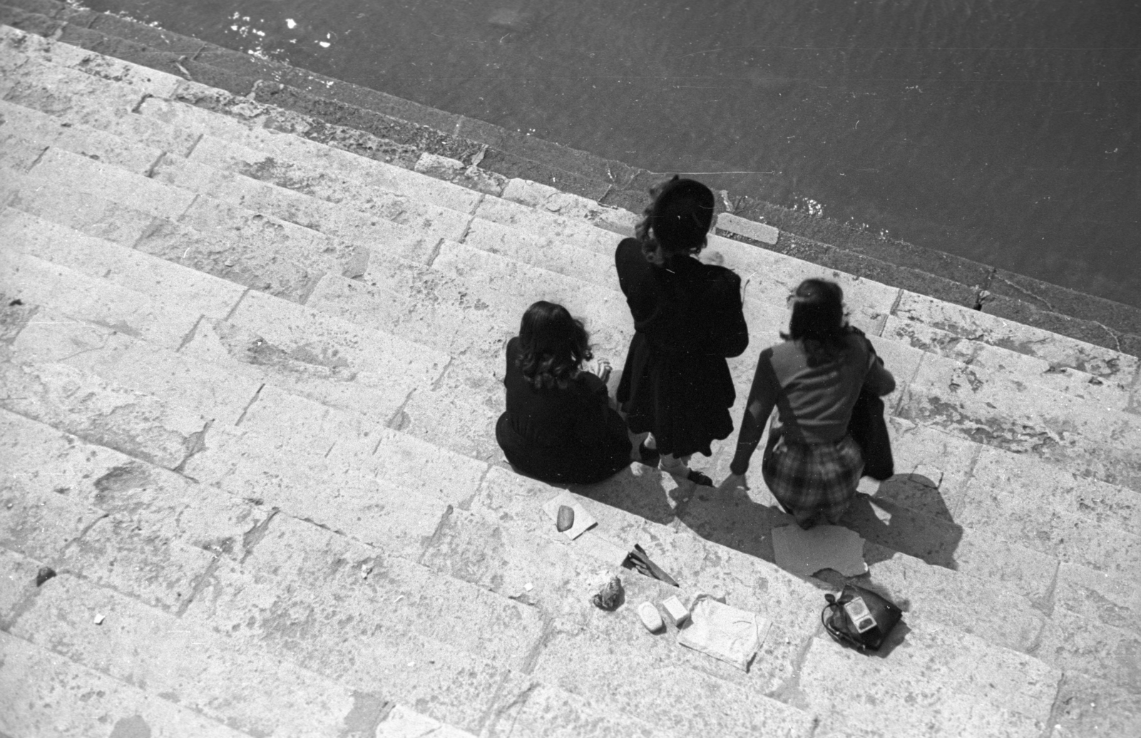 Magyarország, Budapest V., a pesti alsó rakpart lépcsője a Szabadság híd közelében., 1946, Berkó Pál, Budapest, lépcsőn ülni, felülnézet, hárman, Fortepan #79318
