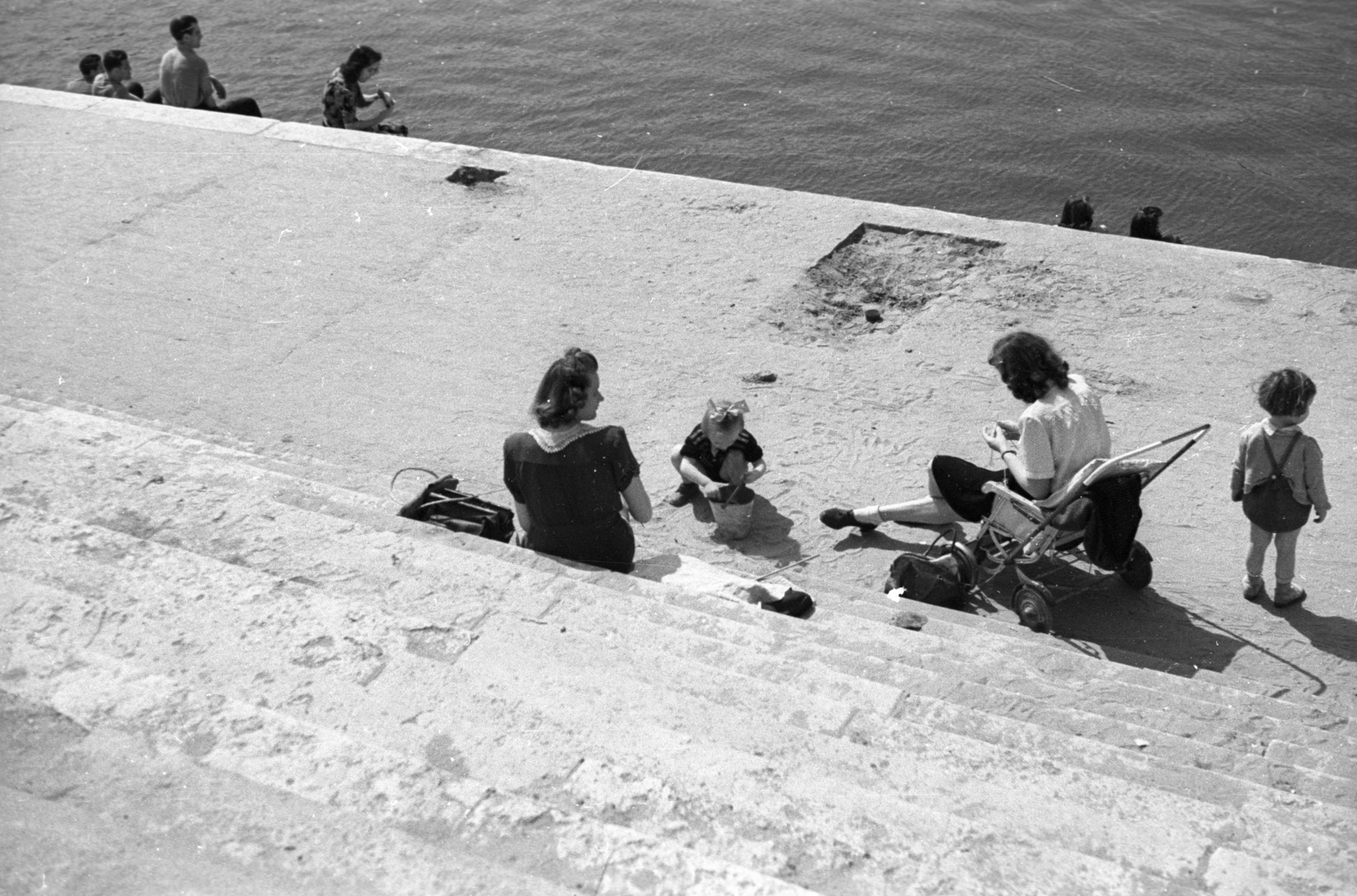 Magyarország, Budapest V., a pesti alsó rakpart lépcsője a Szabadság híd közelében., 1946, Berkó Pál, babakocsi, rakpart, Budapest, lépcsőn ülni, Fortepan #79320