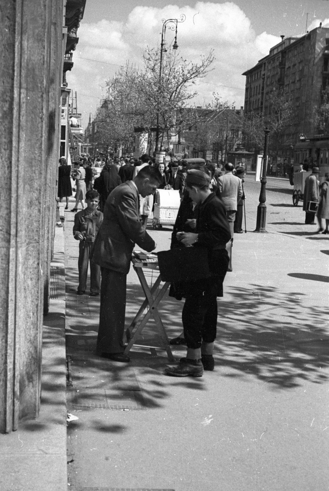 Magyarország, Budapest VII., Rákóczi út a Kazinczy utca sarkától a Rókus kórház felé nézve., 1946, Berkó Pál, szerencsejáték, Budapest, Fortepan #79321