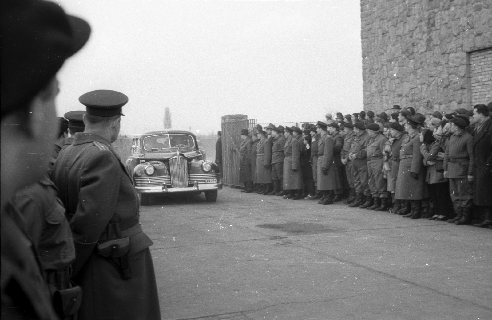 Magyarország, Ferihegyi (ma Liszt Ferenc) repülőtér, Budapest XVIII., a felvétel Hruscsov Magyarországra érkezésekor 1958. április 2-án készült., 1958, Berkó Pál, szovjet gyártmány, munkásőr, automobil, Zisz-márka, Zisz 110, Budapest, Fortepan #79335