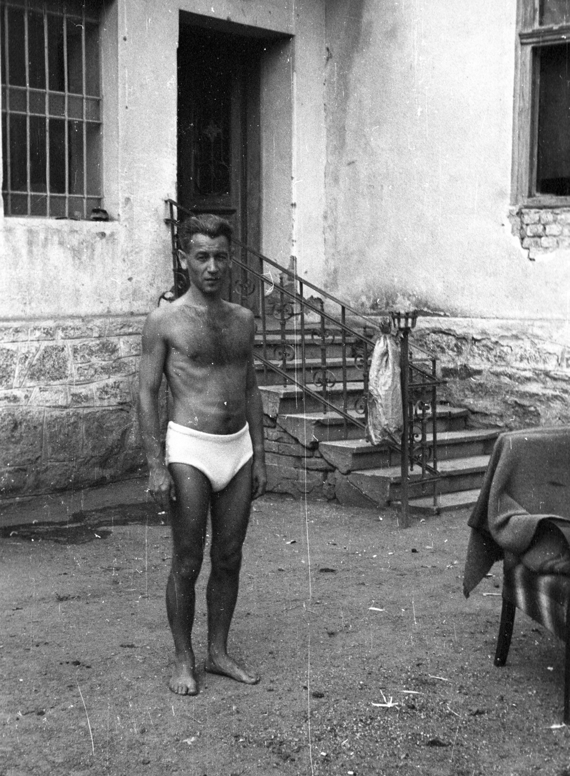 1947, Berkó Pál, man, inner courtyard, chair, stairs, plaid, Fortepan #79342