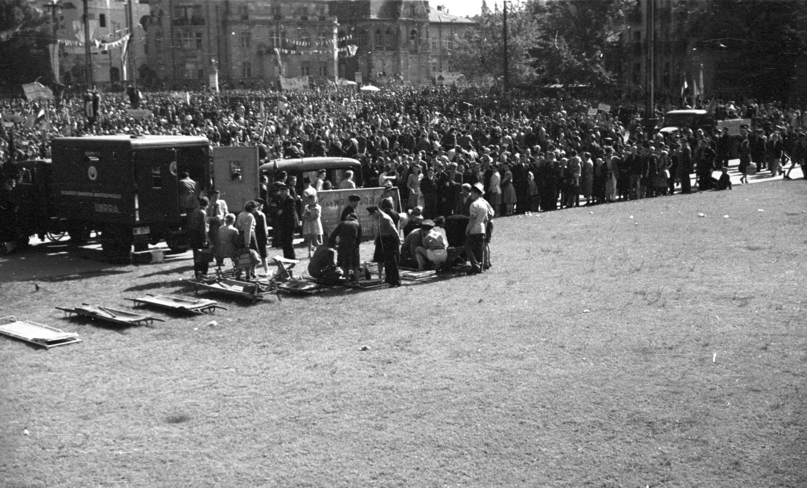Hungary, Budapest XIV., Hősök tere, május 1-i ünnepség., 1947, Berkó Pál, ambulance, barrow, Budapest, march, Fortepan #79346