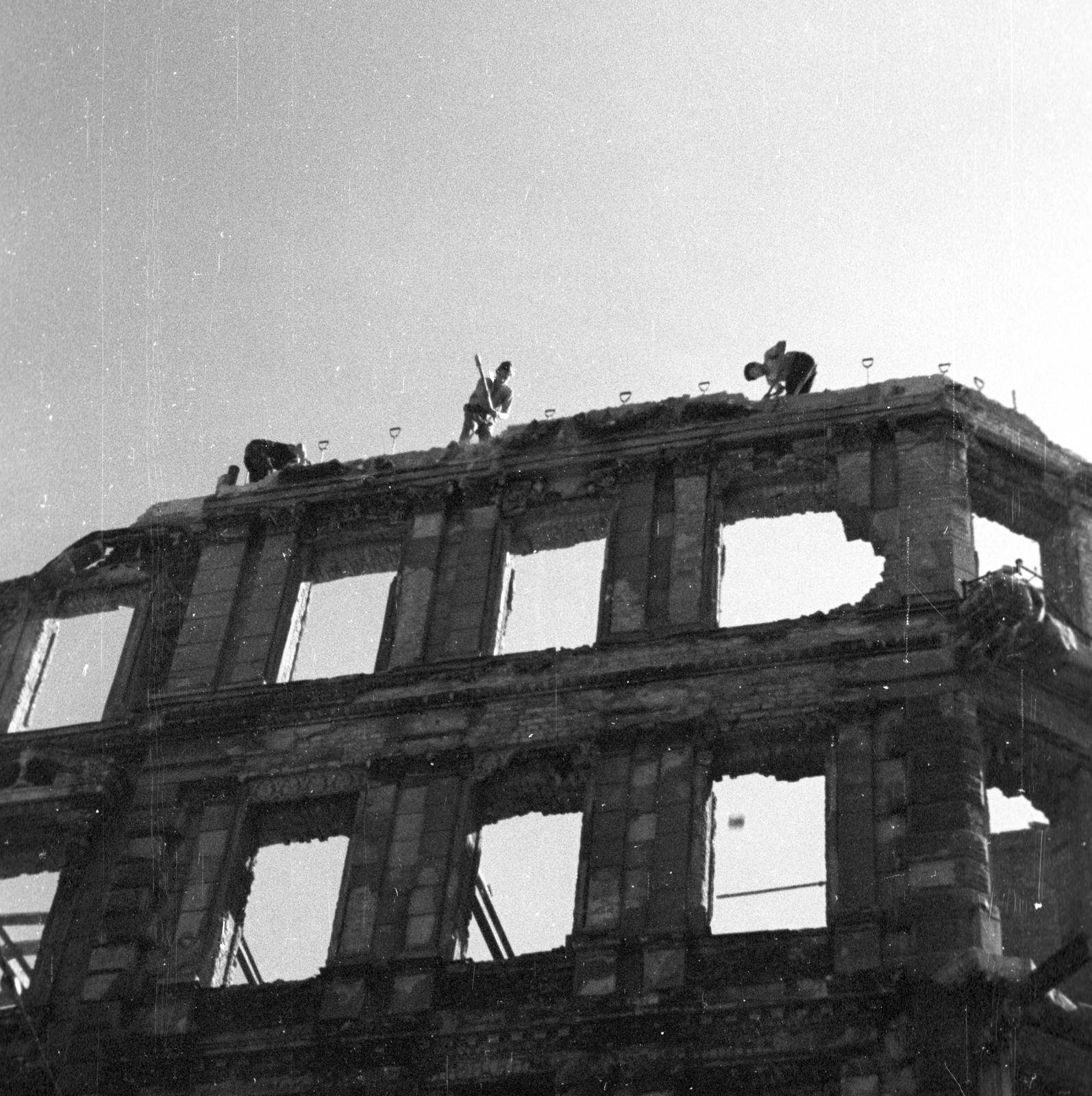 Hungary, Budapest V., Akadémia utca - Arany János utca sarok, a Tüköry-palota bontása., 1947, Berkó Pál, Budapest, worker, pickaxe, Fortepan #79350