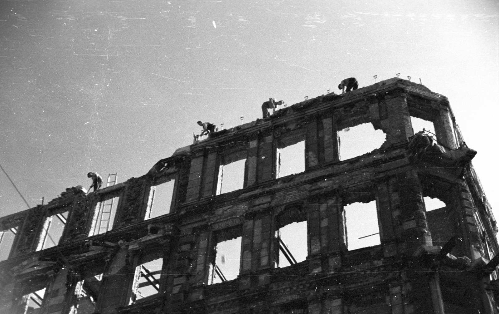 Hungary, Budapest V., Akadémia utca - Arany János utca sarok, a Tüköry-palota bontása., 1947, Berkó Pál, Budapest, worker, pickaxe, Fortepan #79351