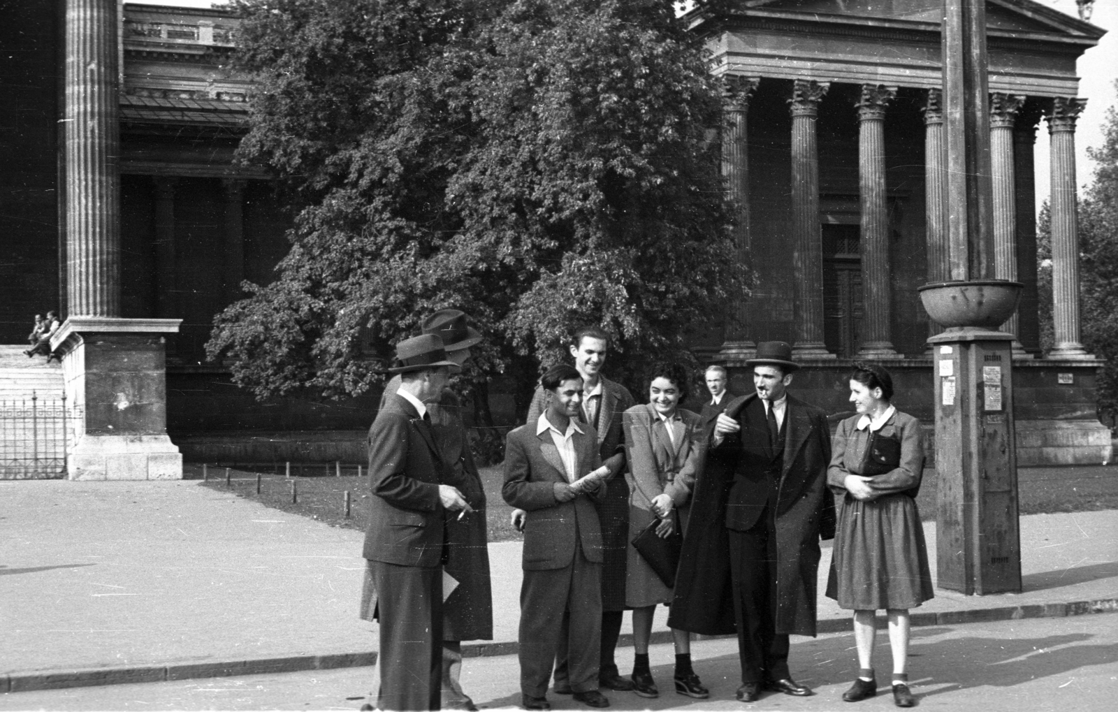 Hungary, Budapest XIV., Hősök tere, Szépművészeti Múzeum., 1947, Berkó Pál, eclectic architecture, Budapest, Albert Schickedanz-design, Neoclassical architecture, Fülöp Ferenc Herzog-design, lady, gentleman, tableau, fun, Fortepan #79356