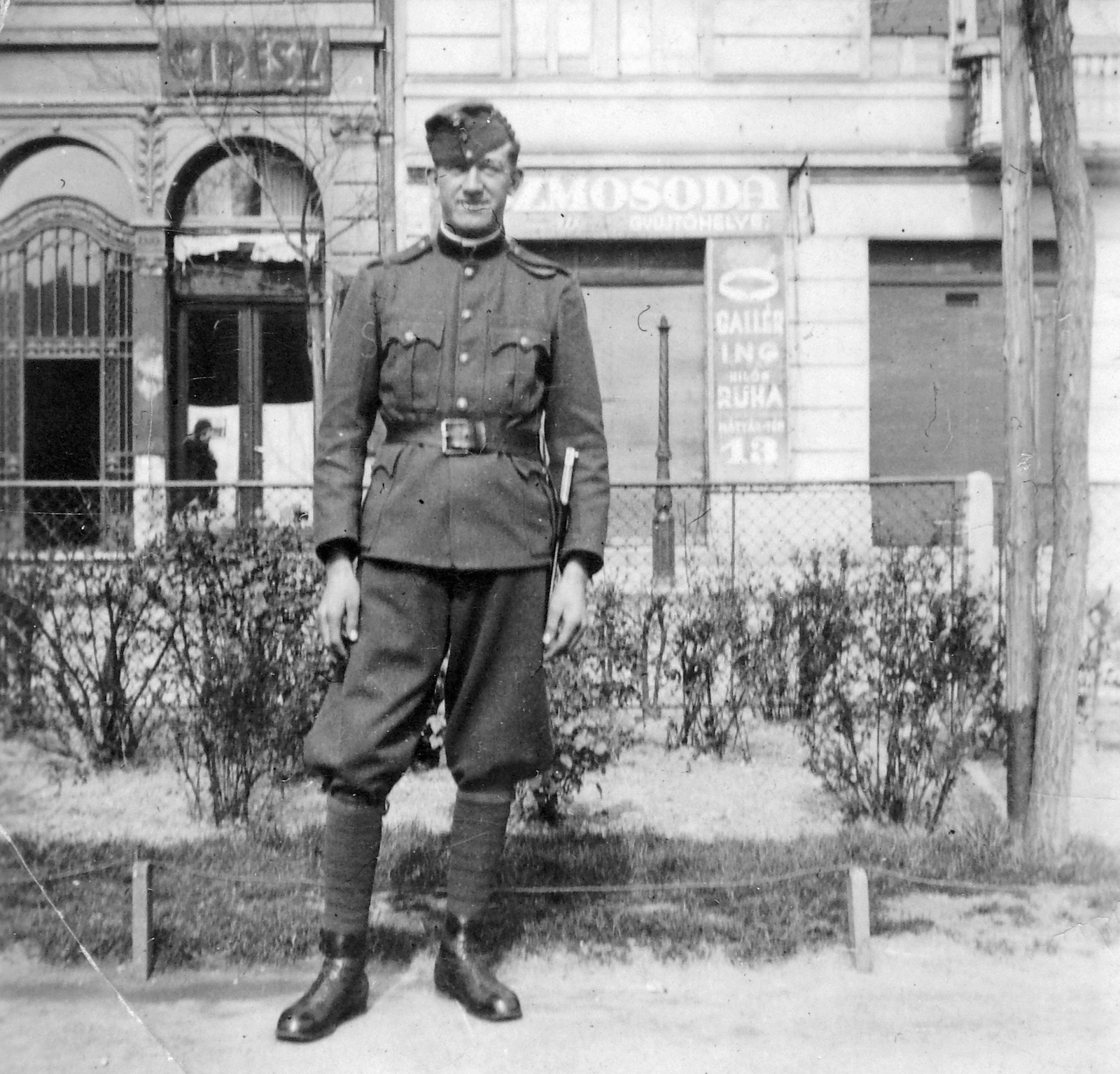 Hungary, Budapest VIII., Mátyás tér 13., 1935, Fortepan, portrait, Budapest, soldier, laundry, shoemaker, Fortepan #7936