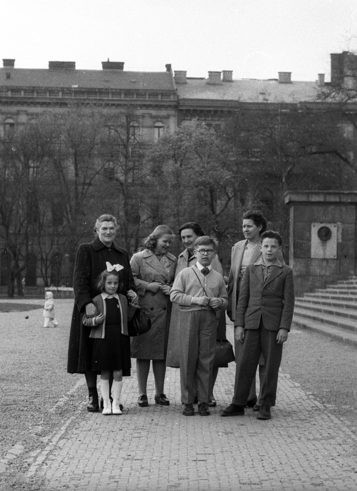 Hungary, Budapest VIII., Múzeumkert, háttérben a Bródy Sándor utca házai., 1960, Berkó Pál, Budapest, Fortepan #79360