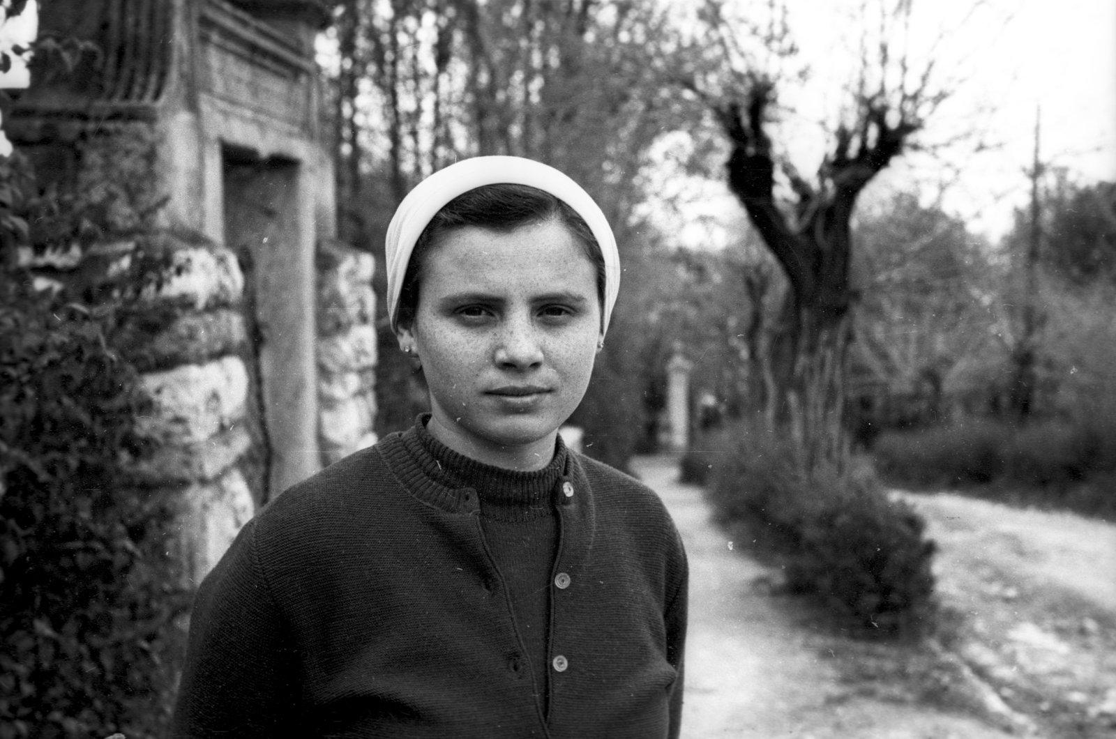1947, Berkó Pál, lady, wood, cardigan, head wrap, Fortepan #79375