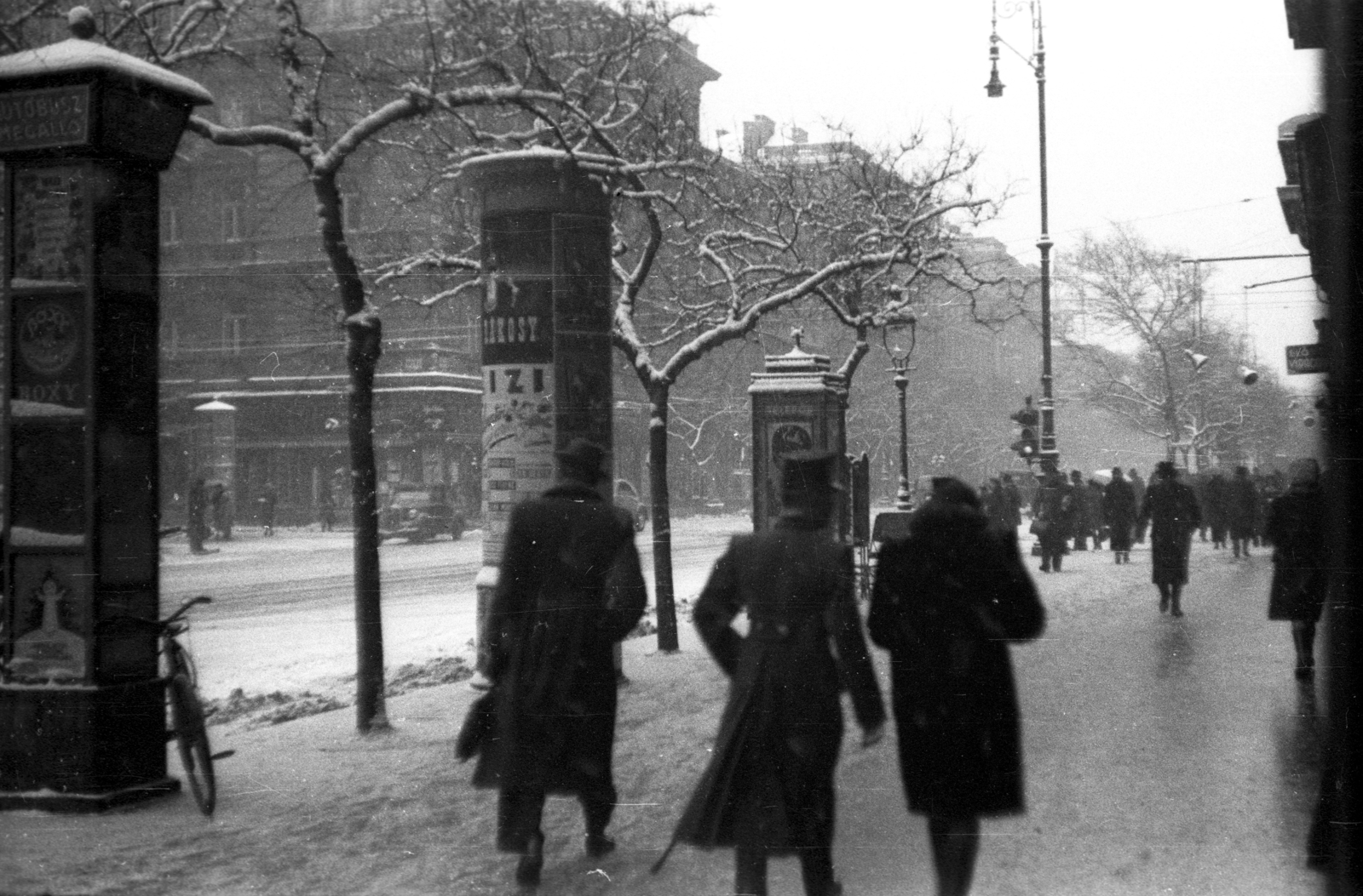 Hungary, Budapest VI., Andrássy út a Nagymező utca kereszteződésénél., 1942, Berkó Pál, street view, ad pillar, Budapest, Fortepan #79376