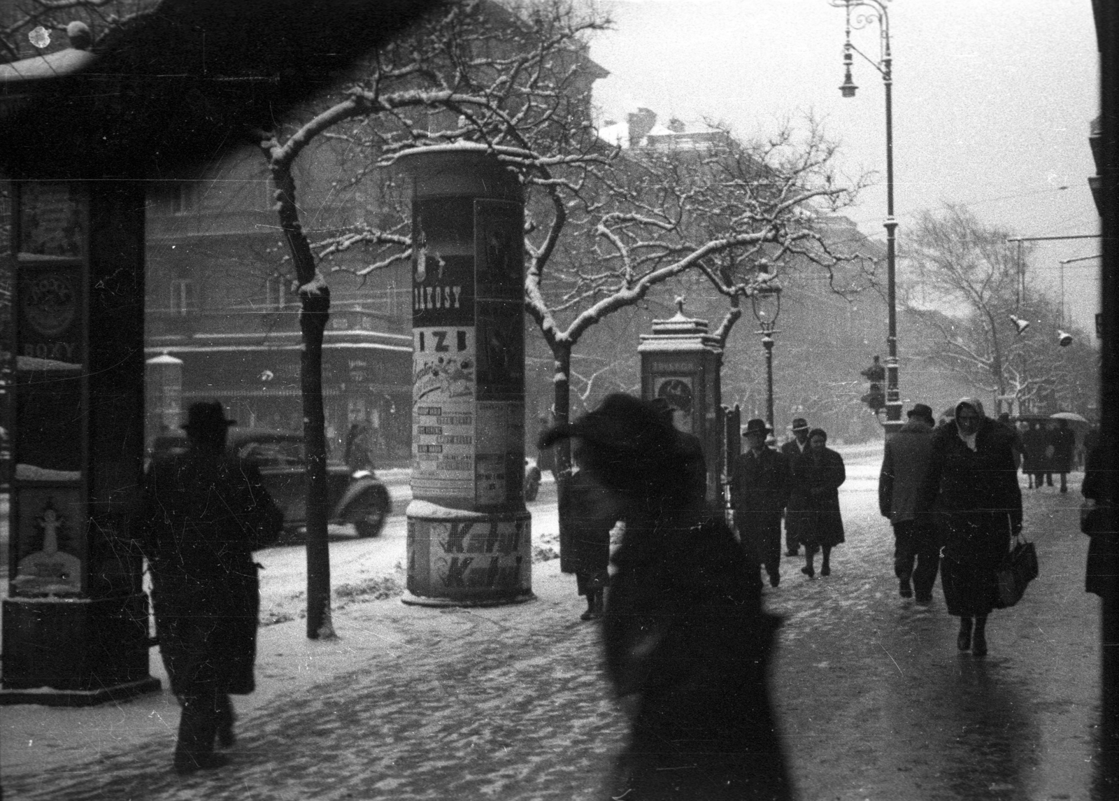 Hungary, Budapest VI., Andrássy út a Nagymező utca kereszteződésénél., 1942, Berkó Pál, street view, ad pillar, lamp post, Budapest, Fortepan #79377