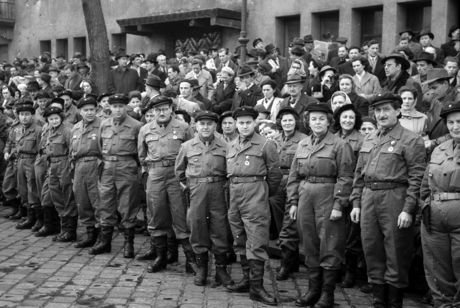 Hungary, Budapest VII., Április 4-i katonai díszszemle nézőközönsége a Dózsa György út 68. előtt., 1958, Berkó Pál, Workers' Militia, pistol holster, Budapest, Fortepan #79380