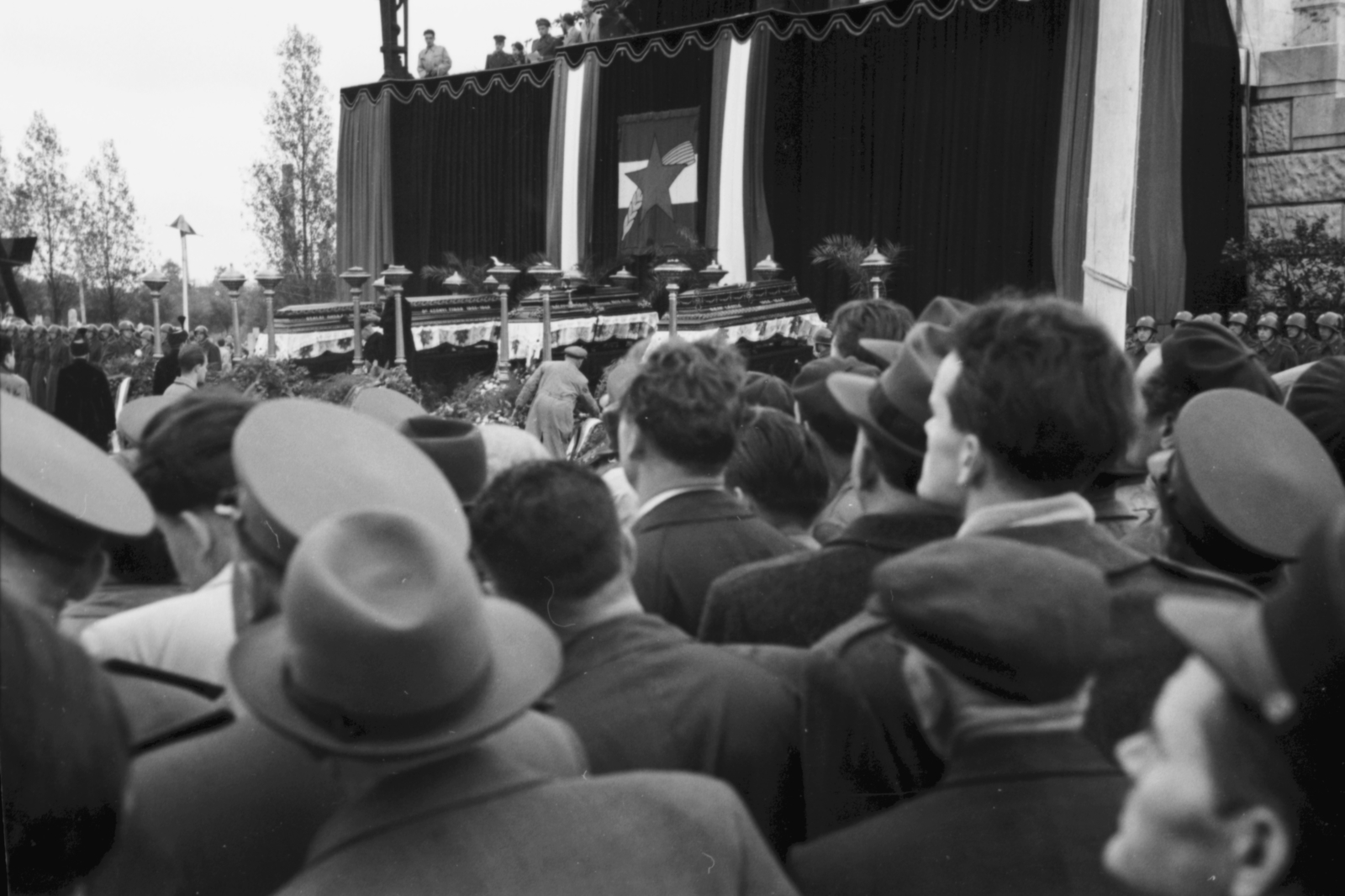 Hungary, Budapest VIII., Fiumei úti Nemzeti Sírkert (Kerepesi temető). Rajk László, Pálffy György, Szőnyi Tibor és Szalai András ravatala újratemetésük alkalmával 1956. október 6-án. Háttérben a Kossuth-mauzóleum., 1956, Berkó Pál, Budapest, mausoleum, Fortepan #79386