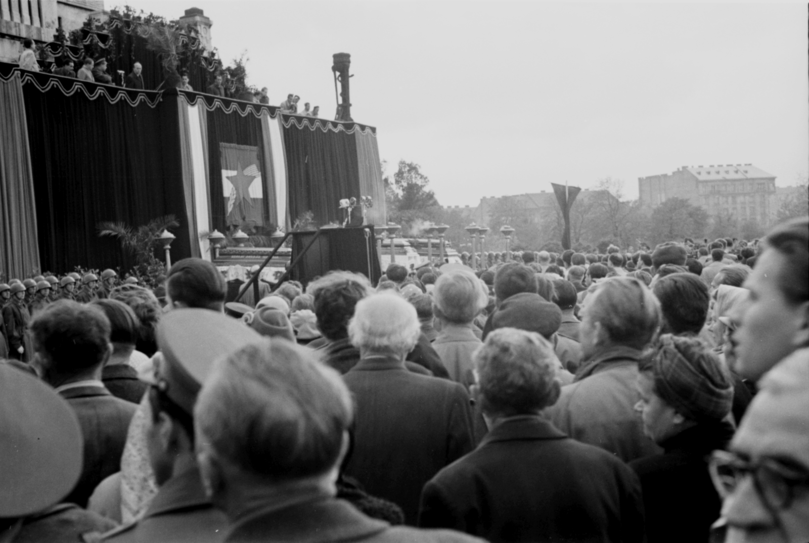 Hungary, Budapest VIII., Fiumei úti Nemzeti Sírkert (Kerepesi temető). Rajk László, Pálffy György, Szőnyi Tibor és Szalai András ravatala újratemetésük alkalmával 1956. október 6-án. Háttérben a Kossuth-mauzóleum., 1956, Berkó Pál, Budapest, mausoleum, Fortepan #79387