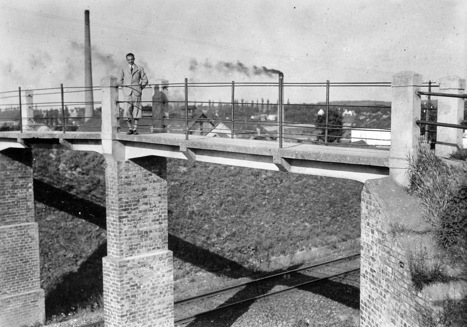 Hungary, Nagykanizsa, a Tripammer Gyula utcai gyalogos híd a vasút felett, háttérben a Viktória Gőztéglagyár két kéménye., 1931, Fortepan, railing, walking bridge, Fortepan #7939