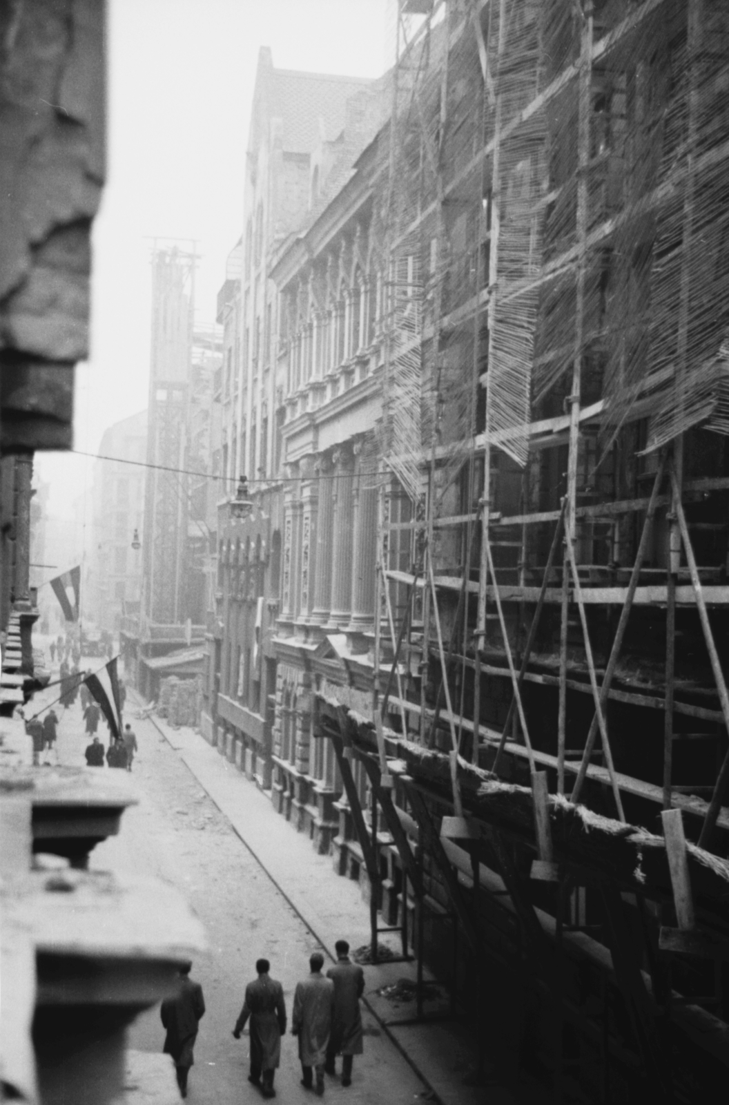 Hungary, Budapest VIII., Szentkirályi utca a Bródy Sándor utcától a Múzeum utca felé nézve., 1956, Berkó Pál, revolution, Budapest, scaffolding, Fortepan #79400