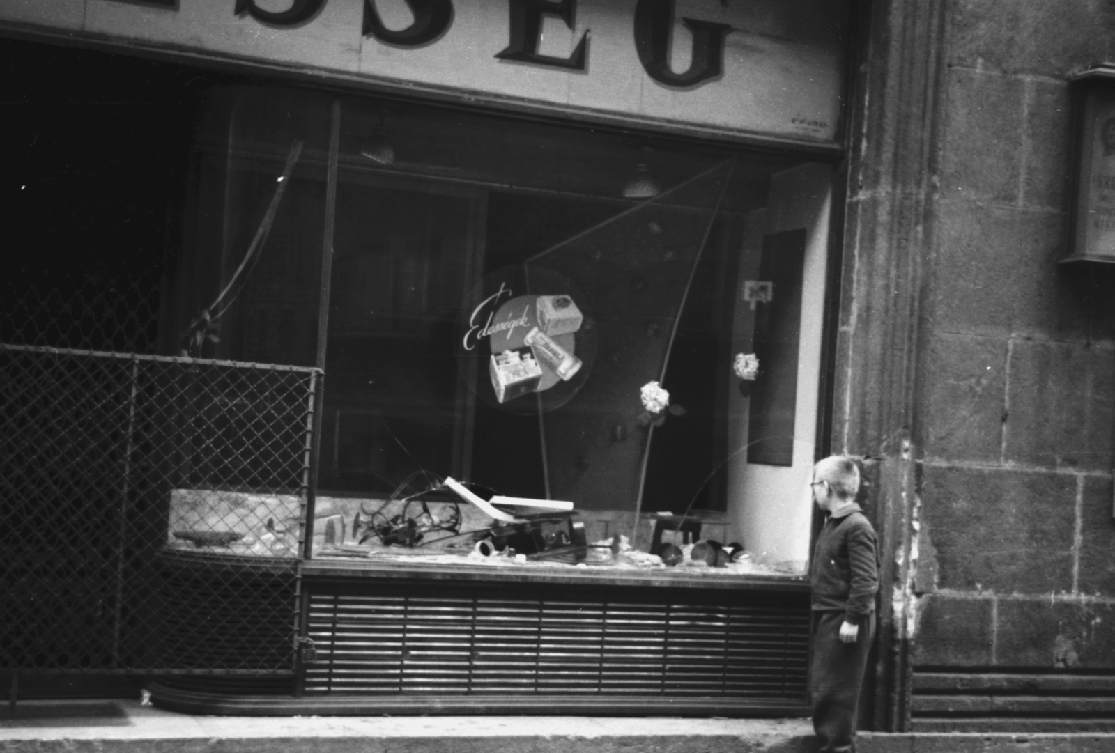 Hungary, Budapest VIII., Szentkirályi utca 8., 1956, Berkó Pál, Show window, revolution, Budapest, candy store, Fortepan #79401