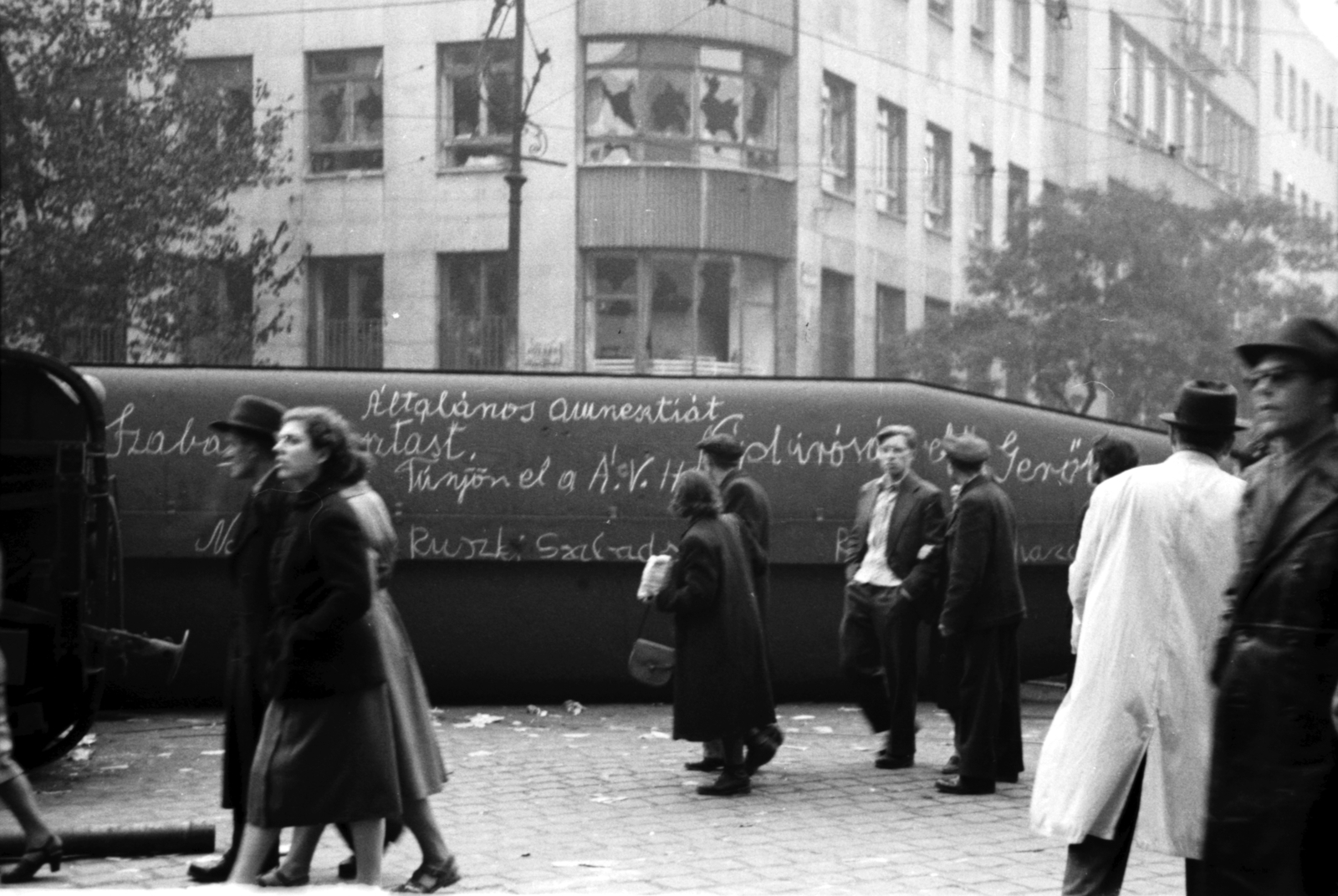 Hungary, Budapest VIII., József körút - Blaha Lujza tér sarok, felborított villamos kocsi, mögötte a Szabad Nép székháza., 1956, Berkó Pál, revolution, tram, Budapest, Fortepan #79403