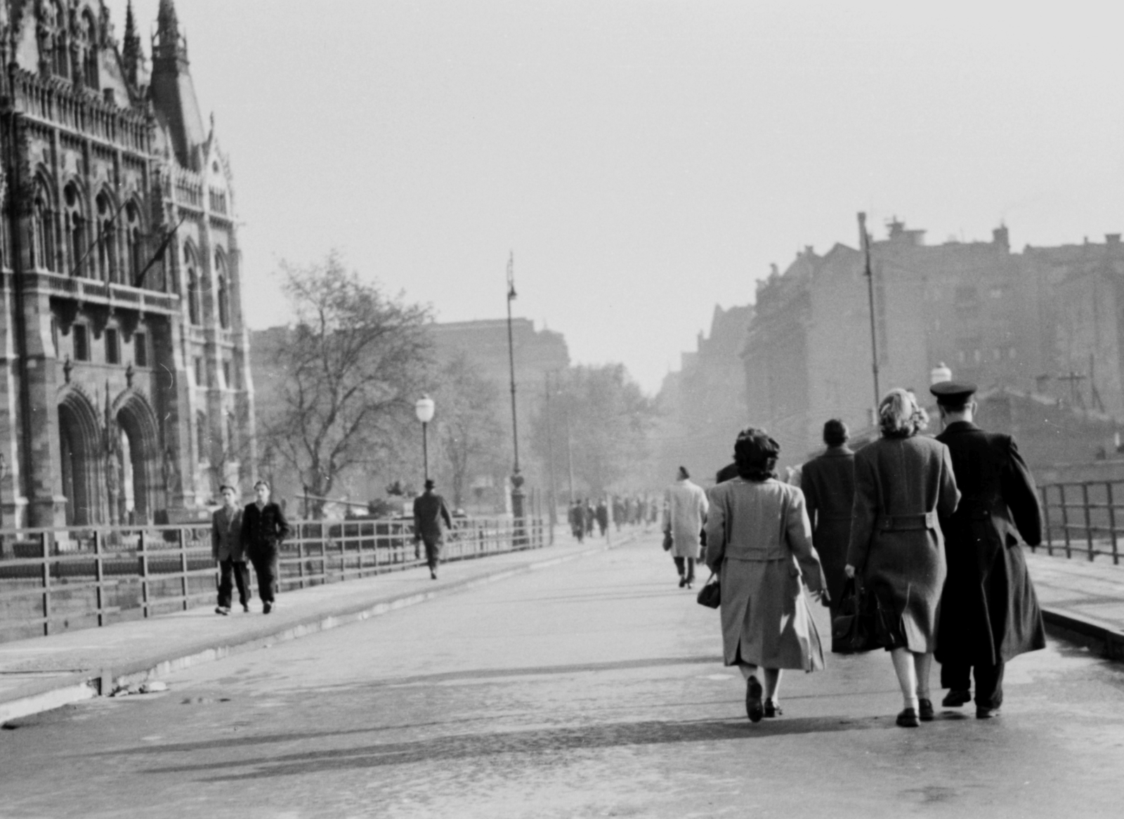 Magyarország, Budapest V., a Kossuth híd pesti hídfője, balra a Parlament., 1956, Berkó Pál, forradalom, Steindl Imre-terv, neogótika, eklektikus építészet, Budapest, Fortepan #79407