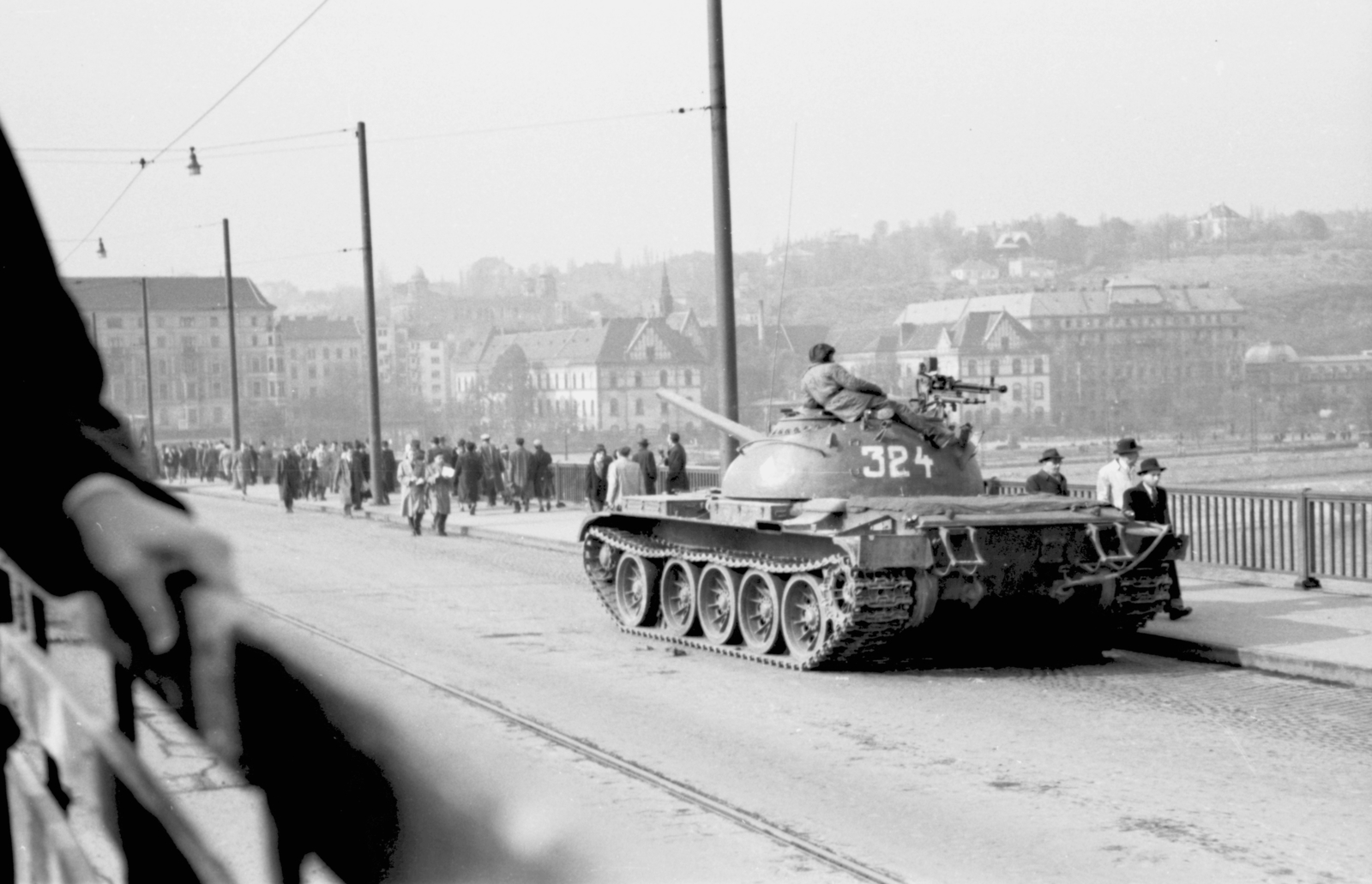 Hungary, Budapest II., Margit híd a budai hídfő felé nézve., 1956, Berkó Pál, revolution, tank, Budapest, machine gun, Fortepan #79411