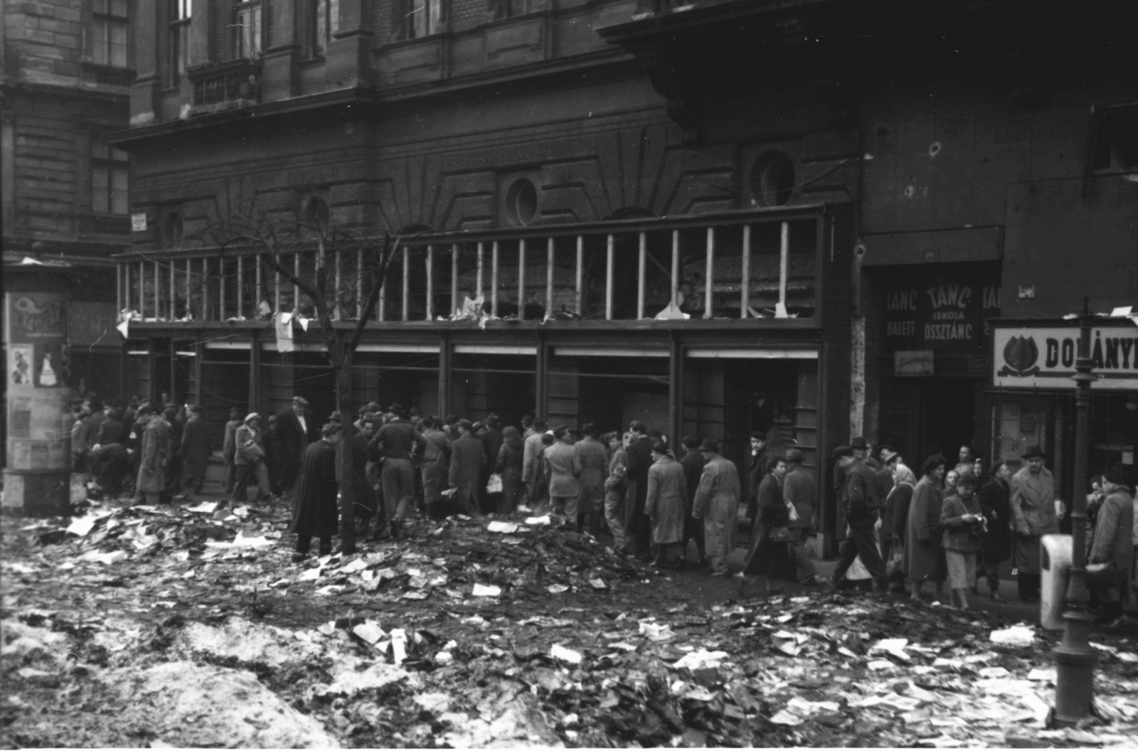 Magyarország, Budapest VI., Teréz körút 6. (Lenin körút 64.) a Dohnányi Ernő (Szófia) utca sarkánál, elégetett könyvek a Horizont szovjet könyv és zenemű bolt előtt., 1956, Berkó Pál, forradalom, Budapest, Fortepan #79414