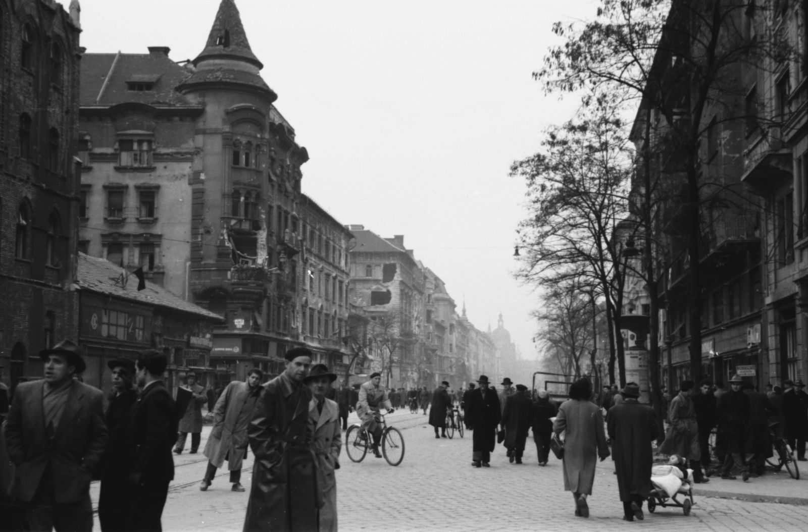 Hungary, Budapest VIII.,Budapest IX., Üllői út a Leonardo da Vinci utcától a Nagykörút kereszteződése felé nézve. Háttérben az Iparművészeti Múzeum., 1956, Berkó Pál, revolution, Budapest, pedestrian, Fortepan #79420