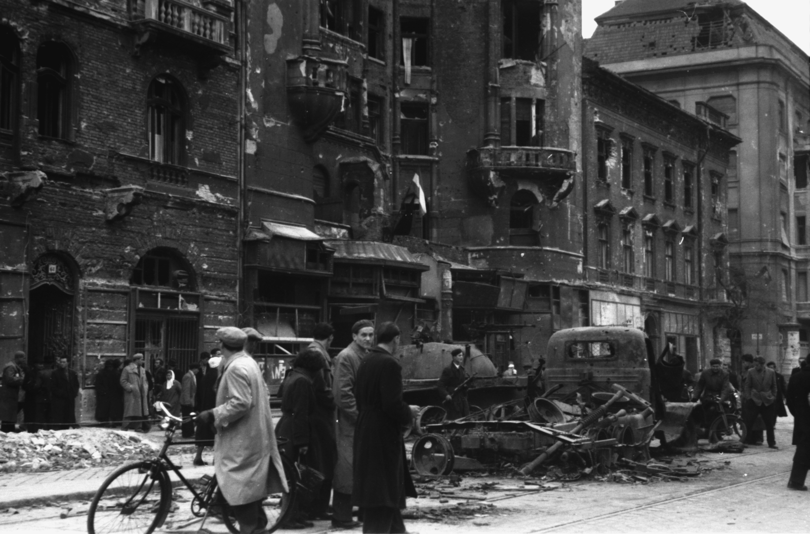 Hungary, Budapest IX., Üllői út a Futó utcától a Páva utca torkolata felé nézve., 1956, Berkó Pál, bicycle, revolution, tank, Budapest, wreck, damaged building, Fortepan #79421