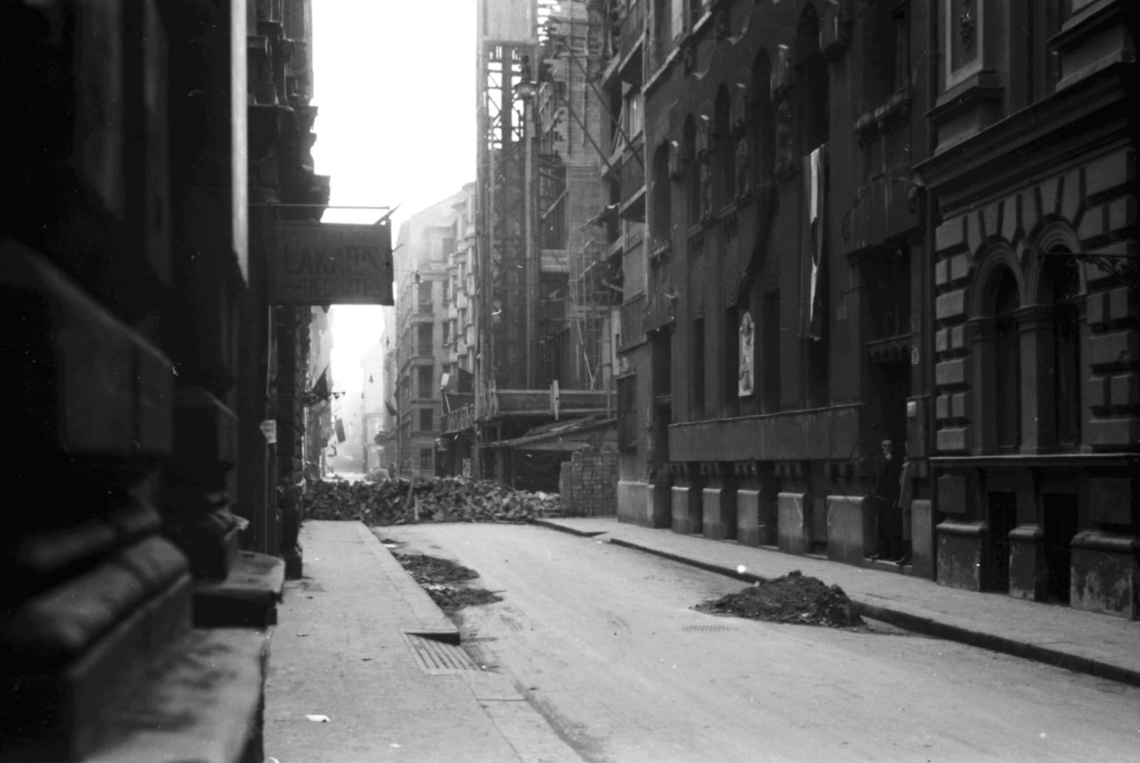 Hungary, Budapest VIII., Szentkirályi utca a Bródy Sándor utca felől a Múzeum utca felé nézve., 1956, Berkó Pál, revolution, Budapest, barricade, Fortepan #79443