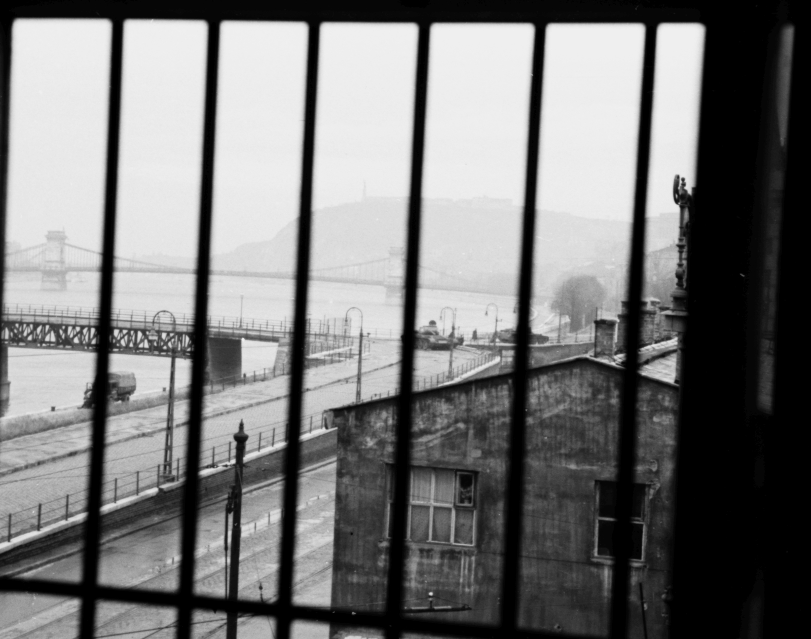 Hungary, Budapest I., Batthyány tér, a Kossuth híd budai hídfője. Háttérben a Széchenyi Lánchíd és a Gellért-hegy., 1956, Berkó Pál, revolution, Budapest, suspension bridge, window bars, William Tierney Clark-design, Fortepan #79444