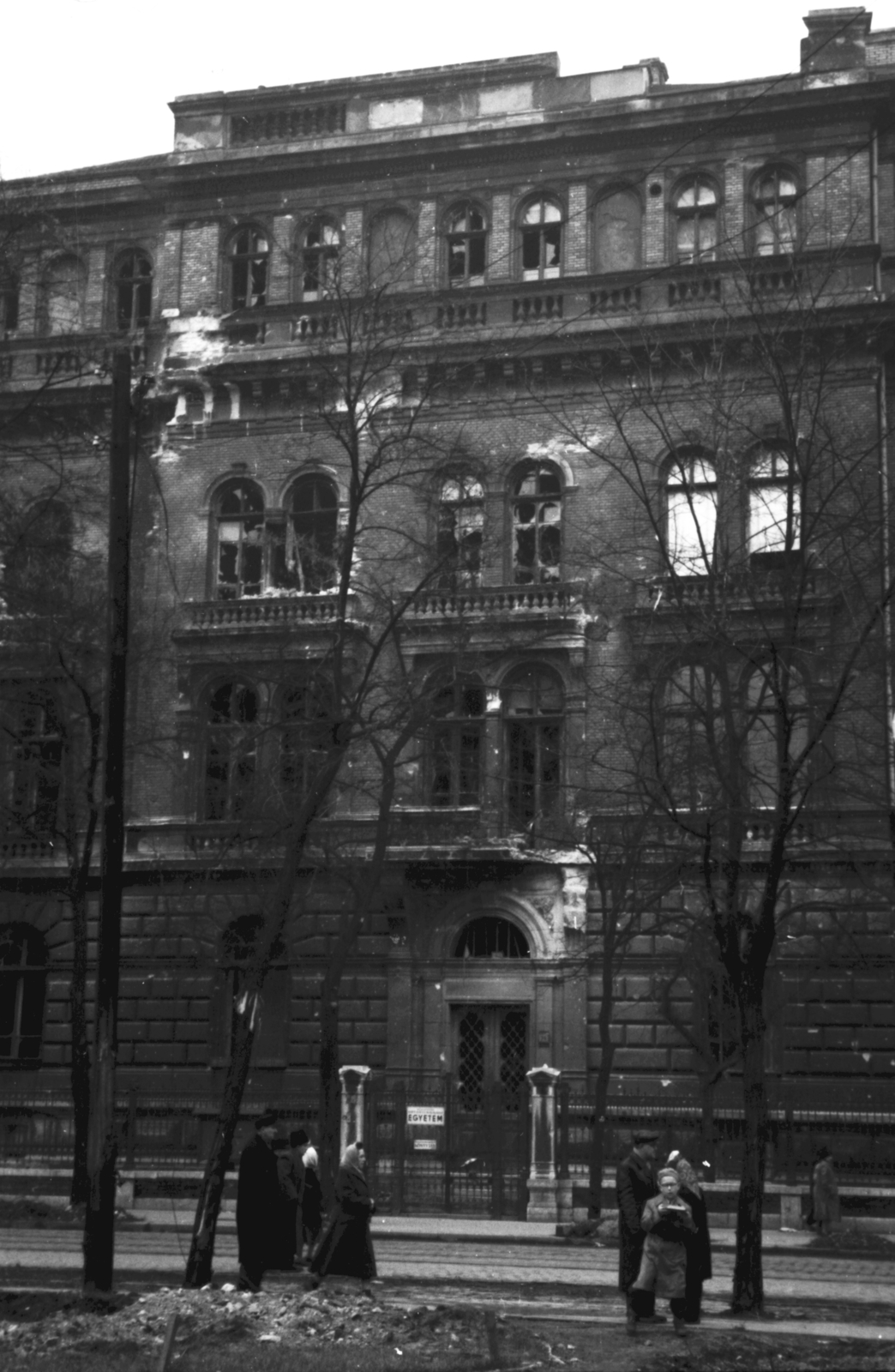 Hungary, Budapest VIII.,Budapest IX., Markusovszky (Úttörő) tér, szemben az Üllői út 26-28. Klinikai tömbök központi épülete., 1956, Berkó Pál, revolution, Budapest, Fortepan #79445