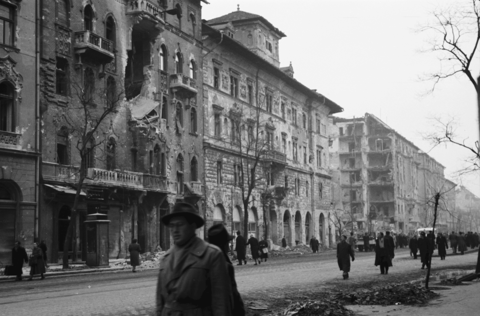 Hungary, Budapest VIII.,Budapest IX., Üllői út a Kinizsi utcától a József körút felé nézve., 1956, Berkó Pál, revolution, damaged building, Budapest, Fortepan #79447