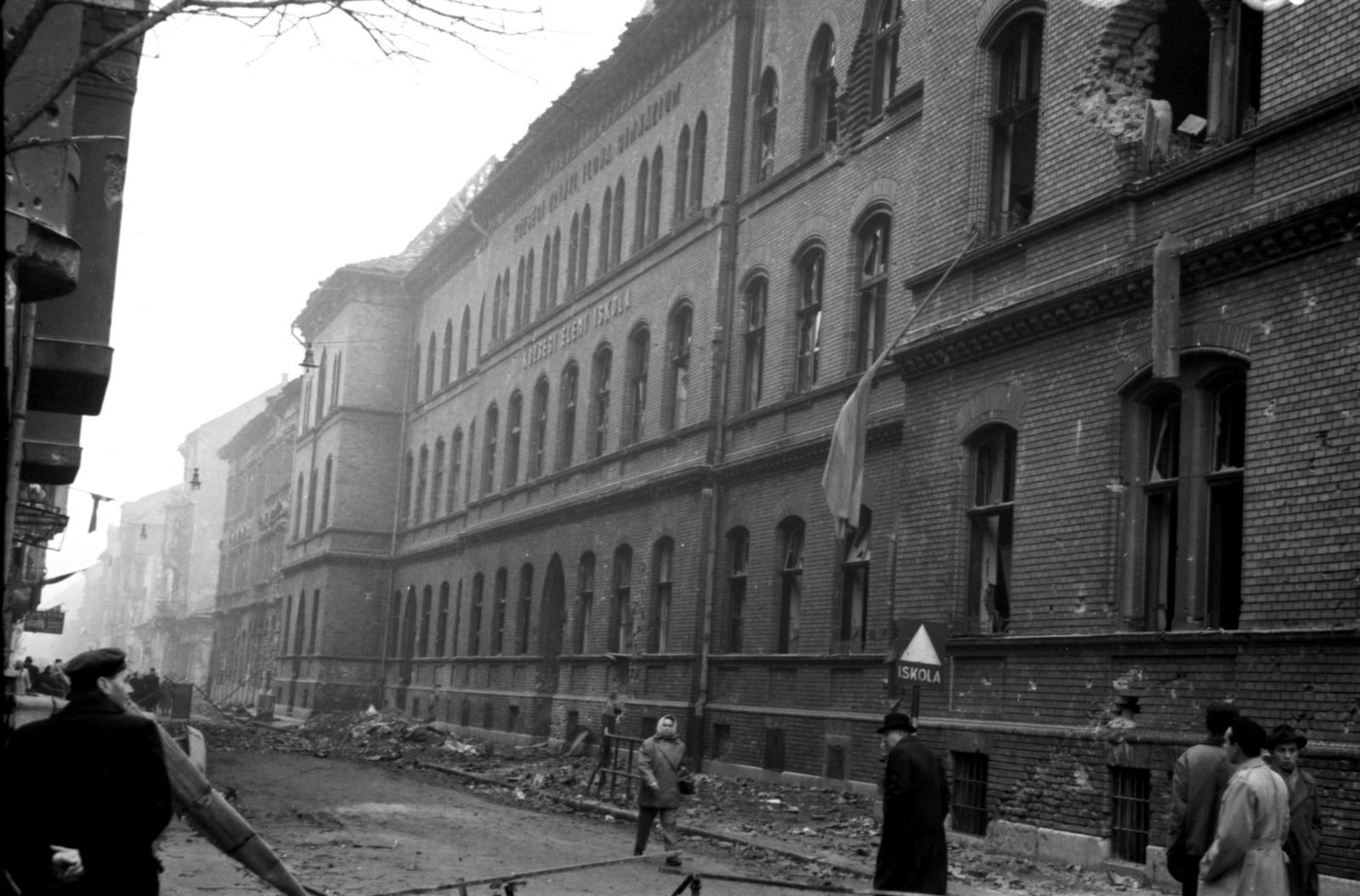 Magyarország, Budapest VIII., Práter utca 11., Általános Iskola (később Szent Benedek Gimnázium, Szakképző Iskola és Kollégium Budapesti Tagintézménye), 1956, Berkó Pál, zászló, forradalom, Budapest, Fortepan #79452