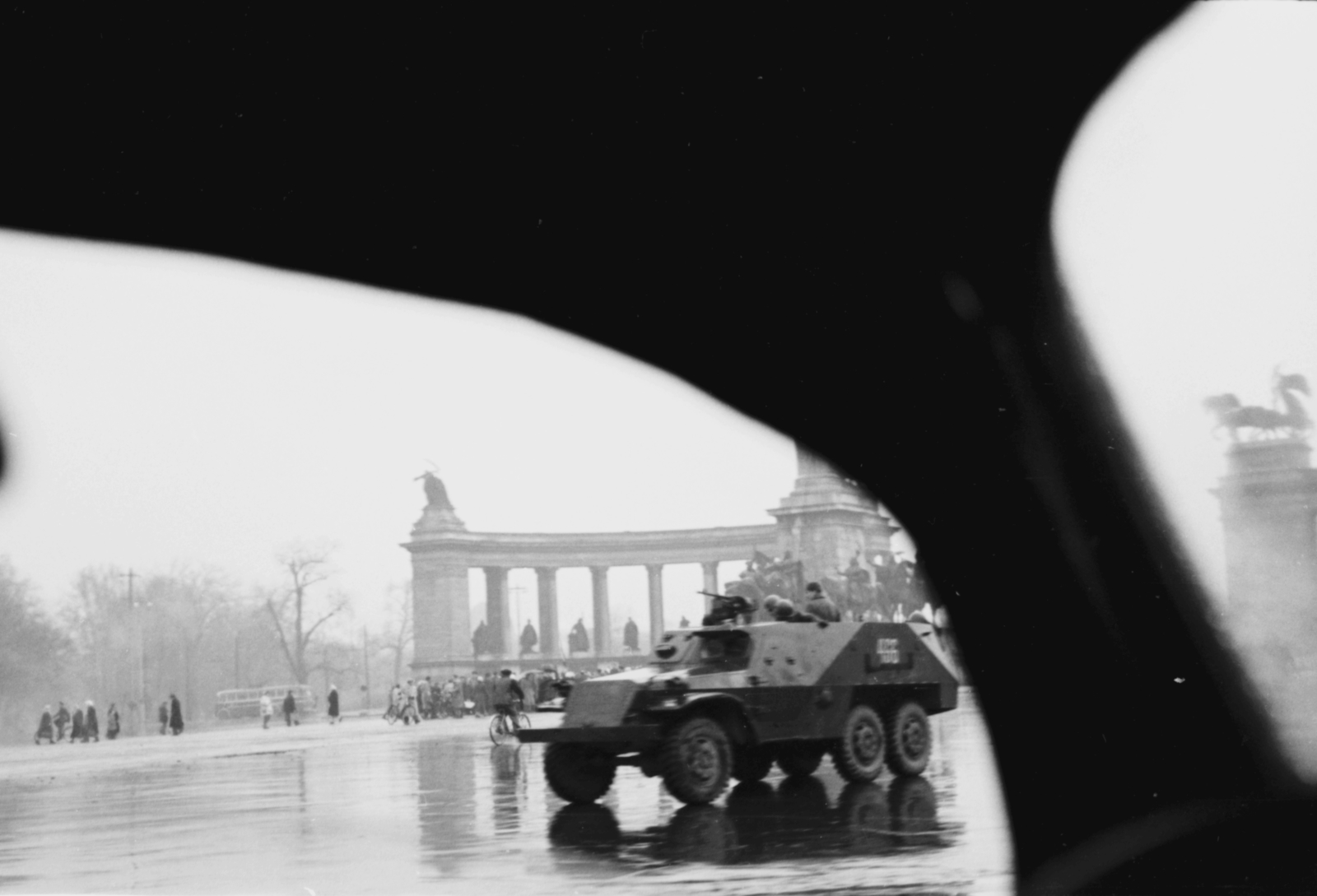 Magyarország, Budapest XIV., Hősök tere., 1956, Berkó Pál, páncélautó, forradalom, trolibusz, BTR 152, Budapest, járműbelső, Fortepan #79457